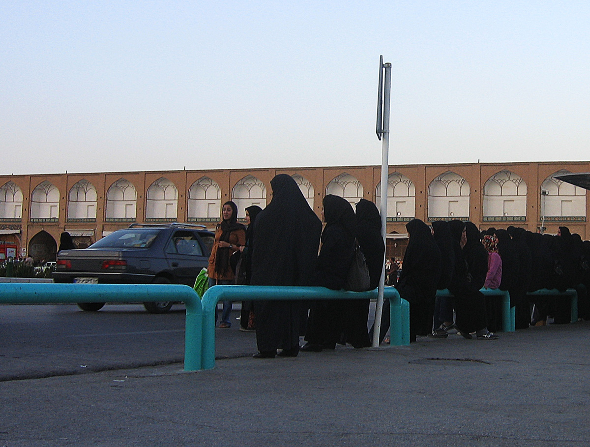 Iran - Donne alla fermata dell'autobus