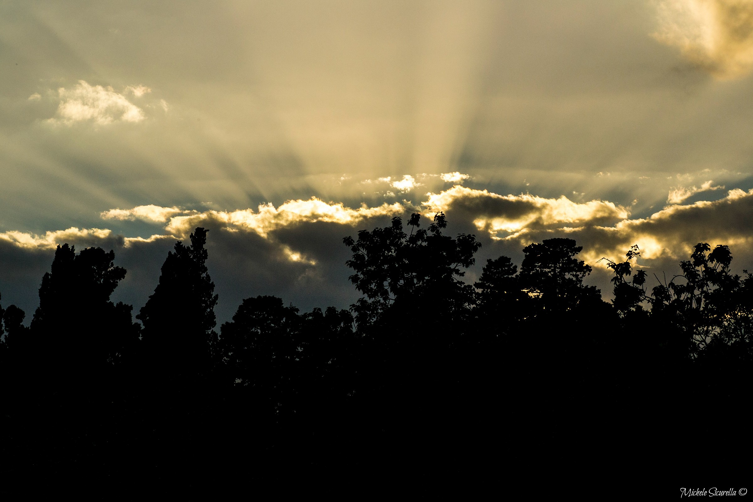 Luce sprigionata tra le nuvole