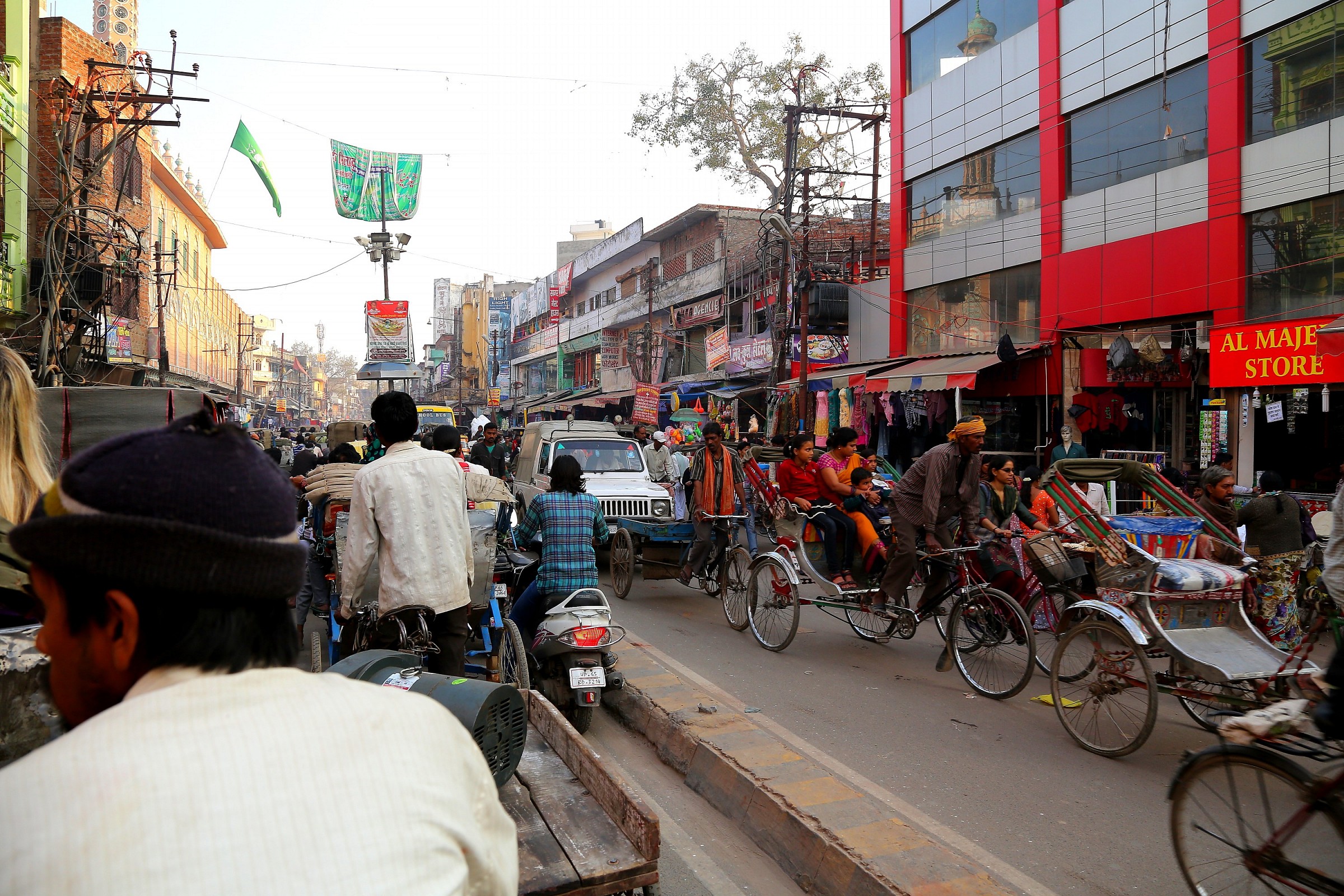 In risciò per le strade di Varanasi