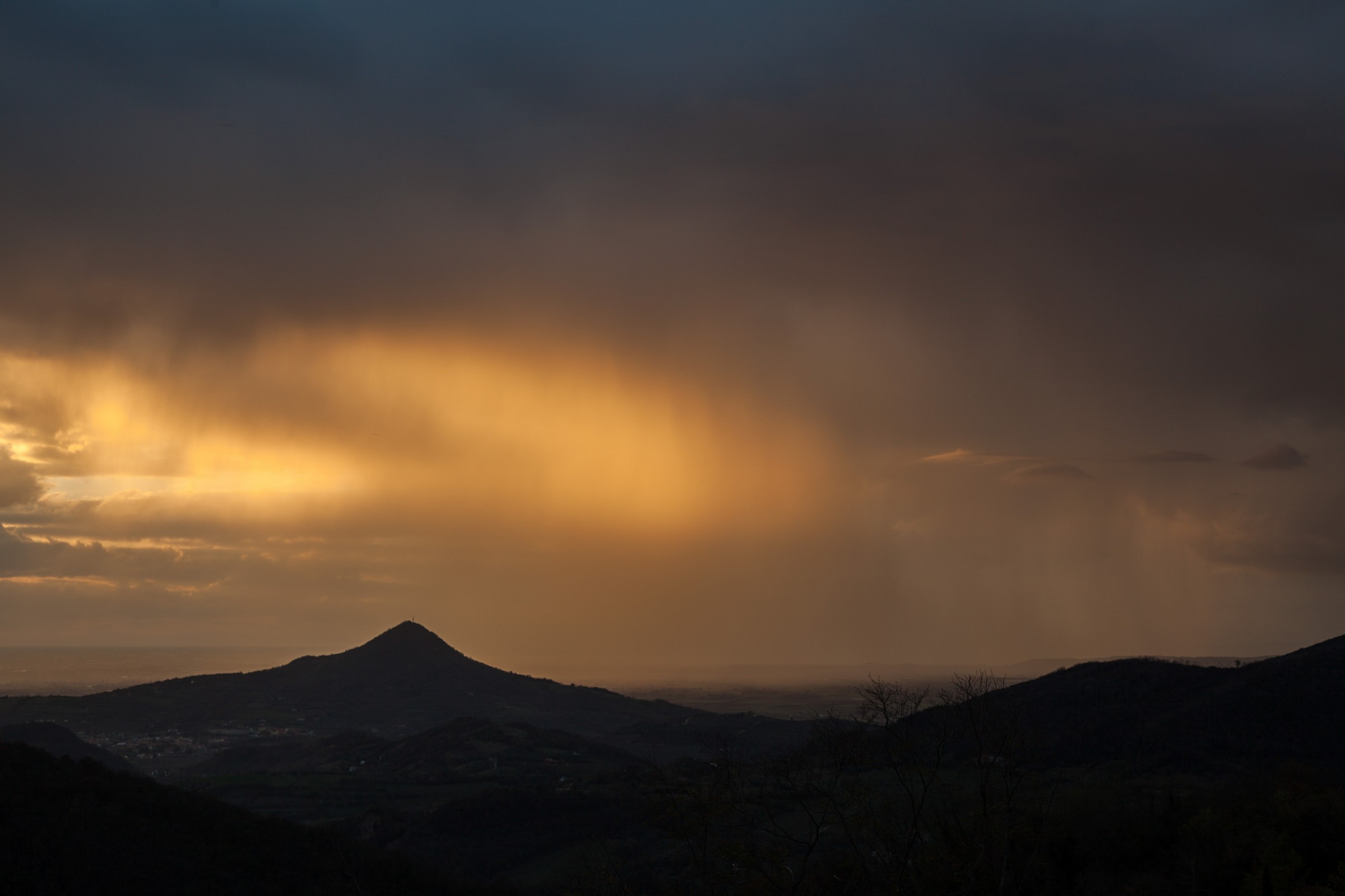 Pioggia dorata sul Monte Lozzo