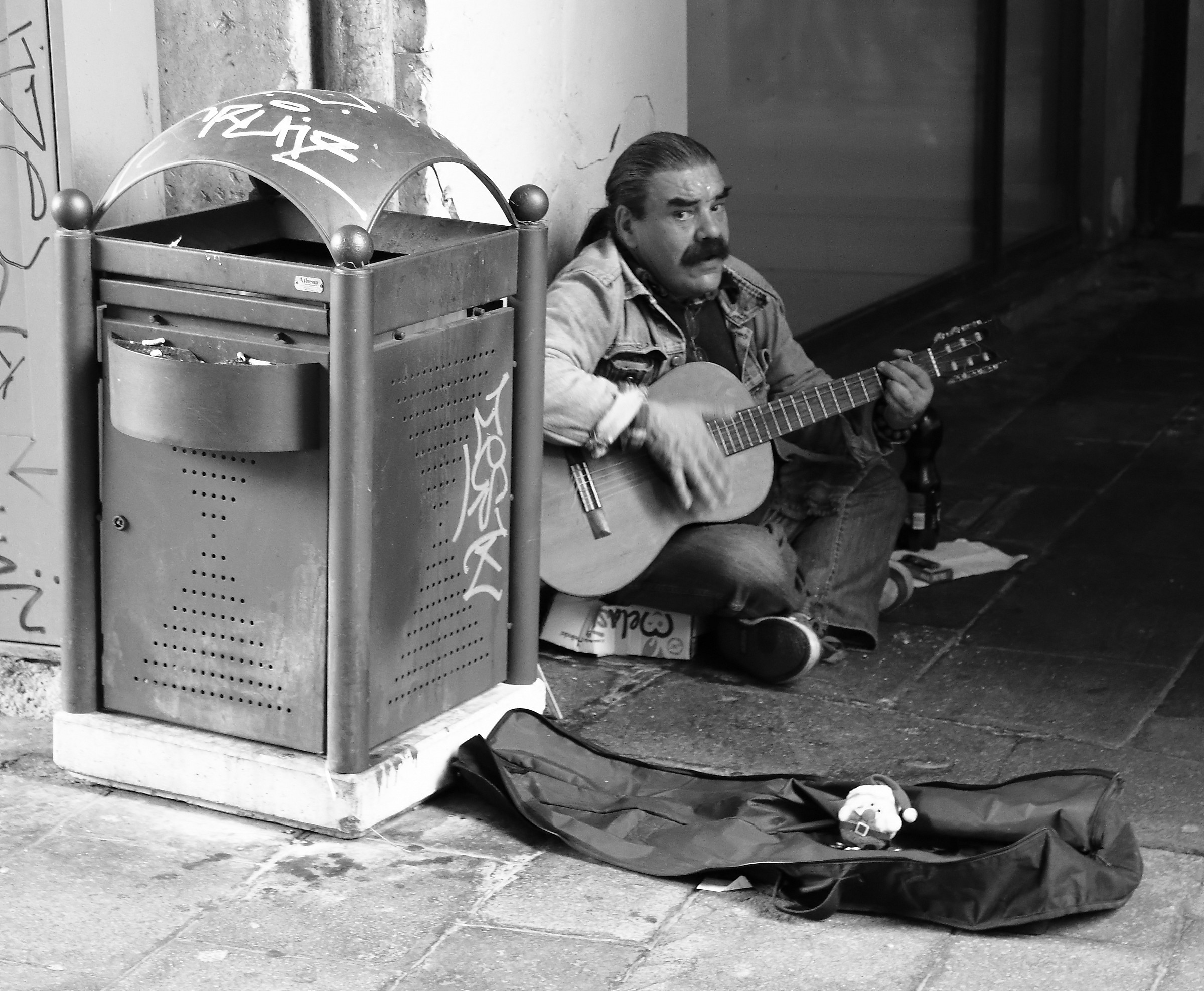 Se mi fotografi, te le suono!