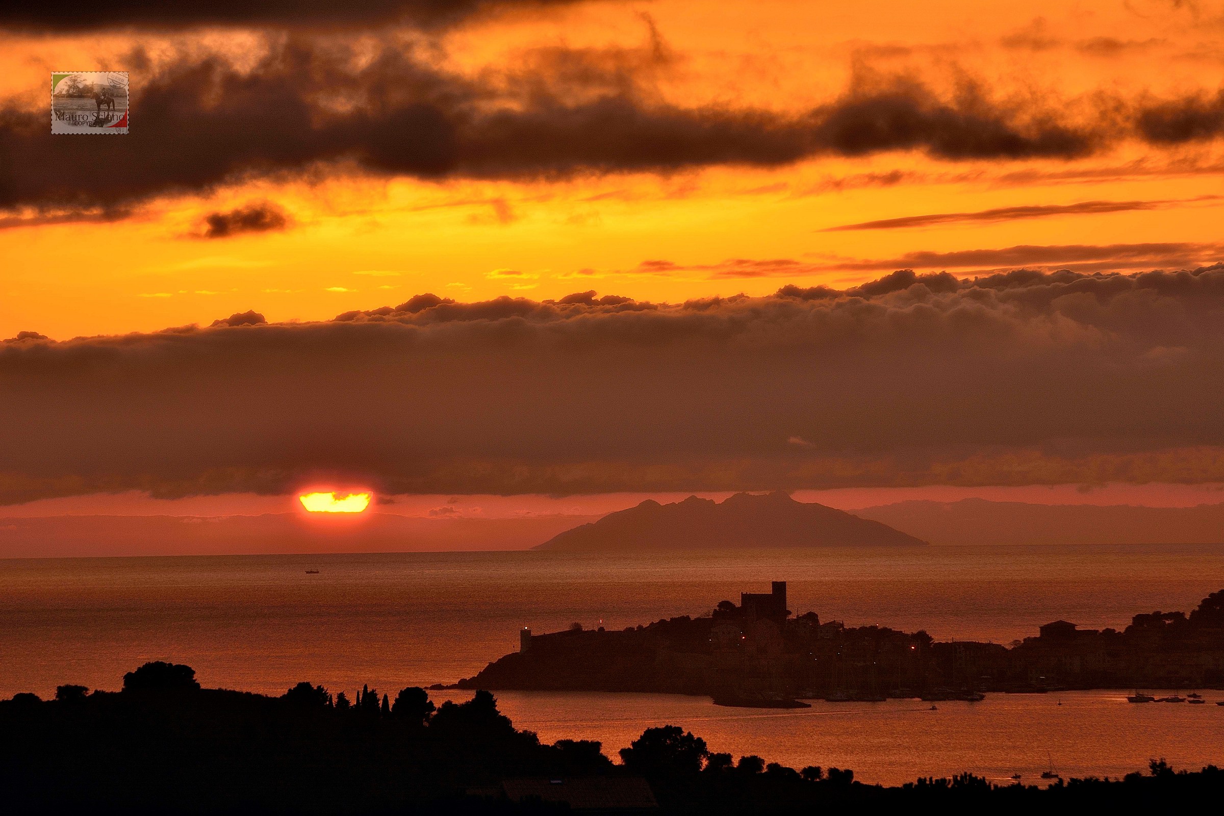 Talamone e Montecristo al tramonto