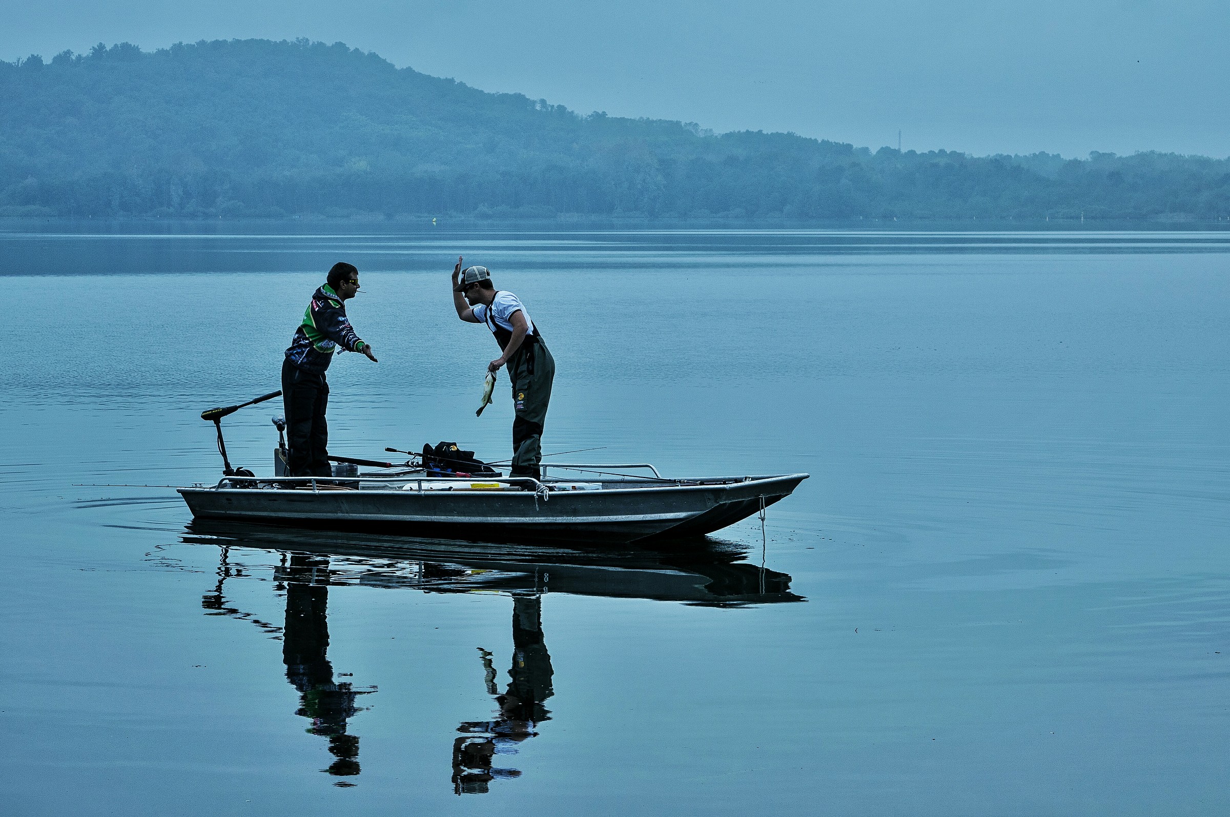 Pescatori si congratulano a vicenda