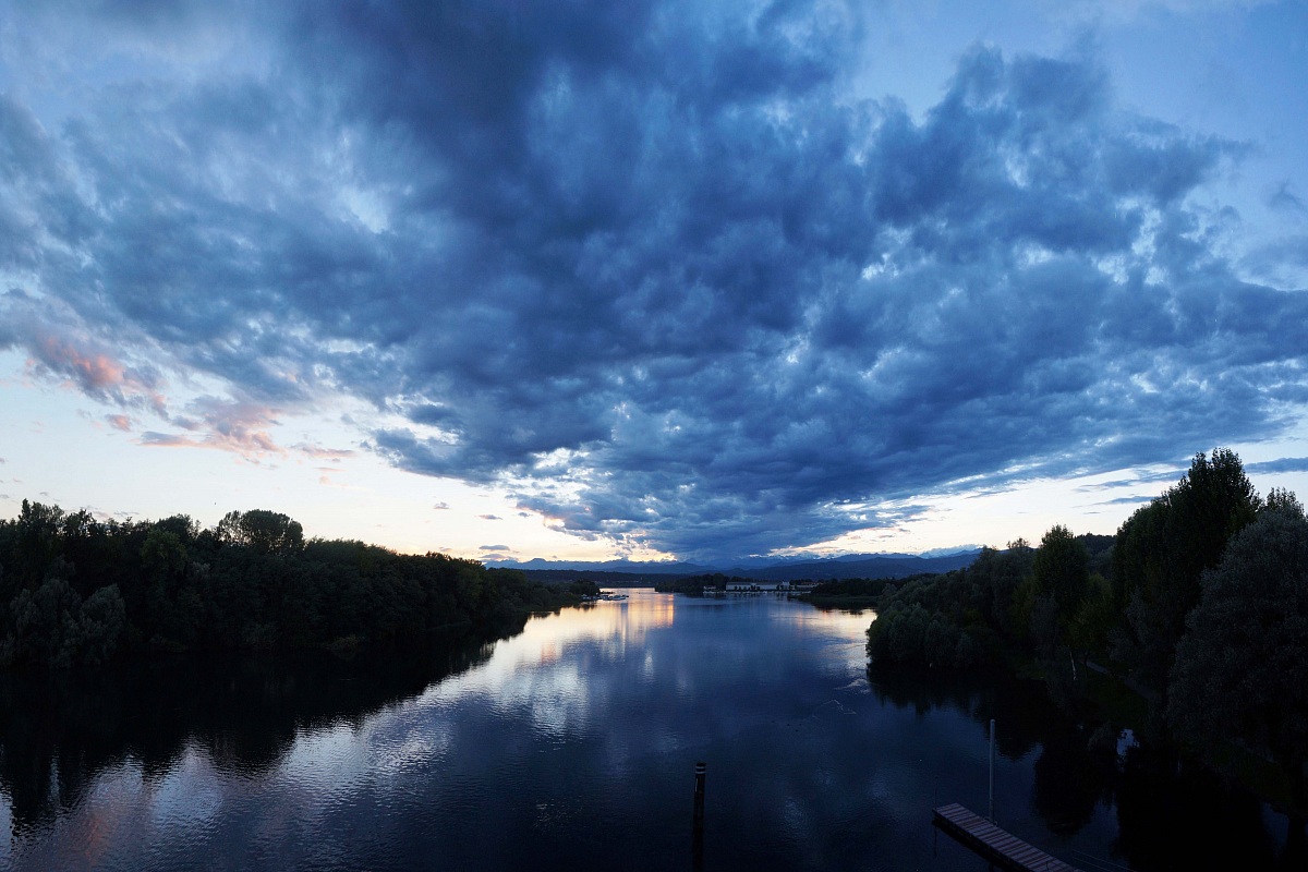 Tramonto con nuvole a ventaglio