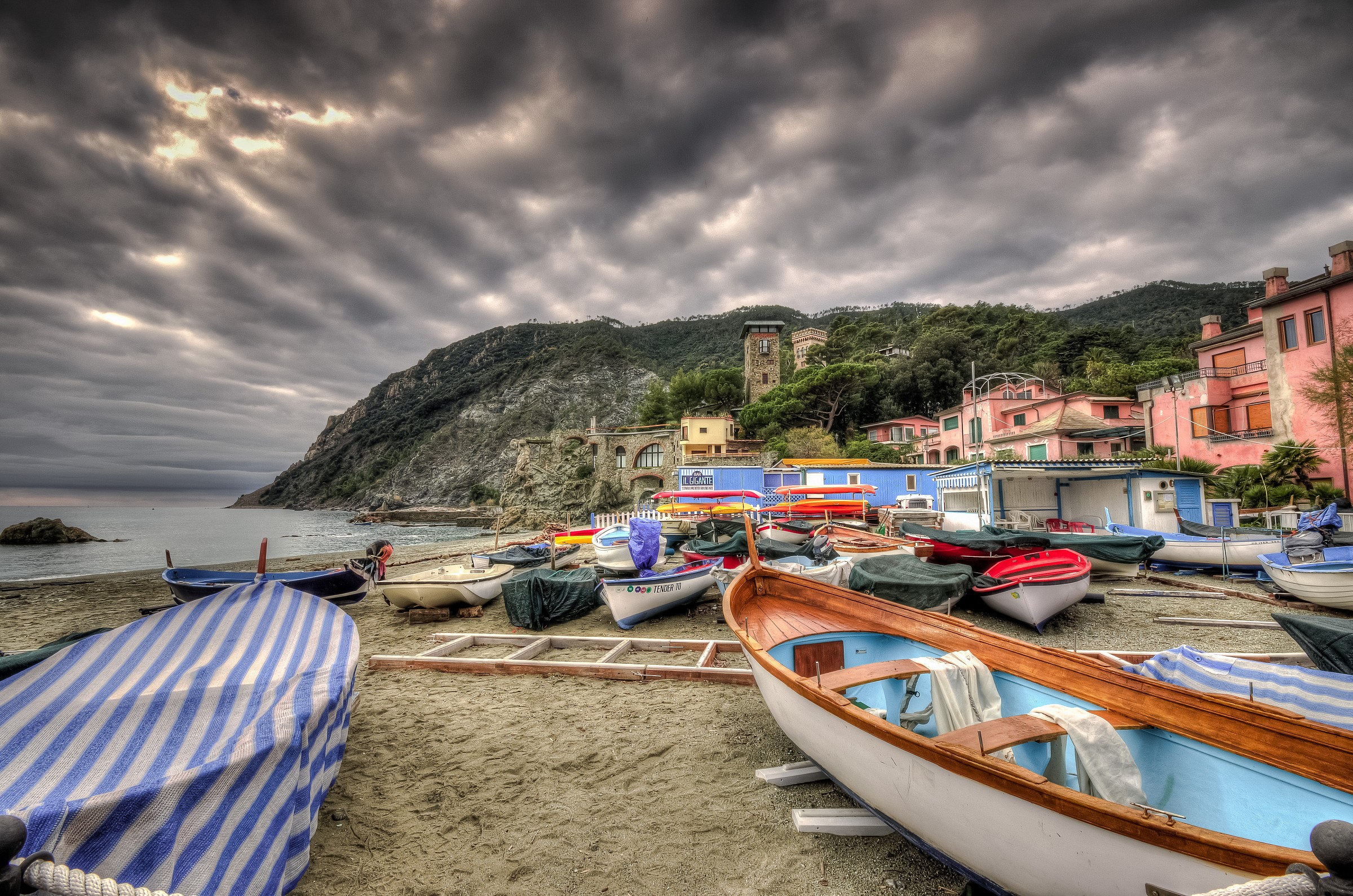 Monterosso-zona Fegina, barche e statua del gigante