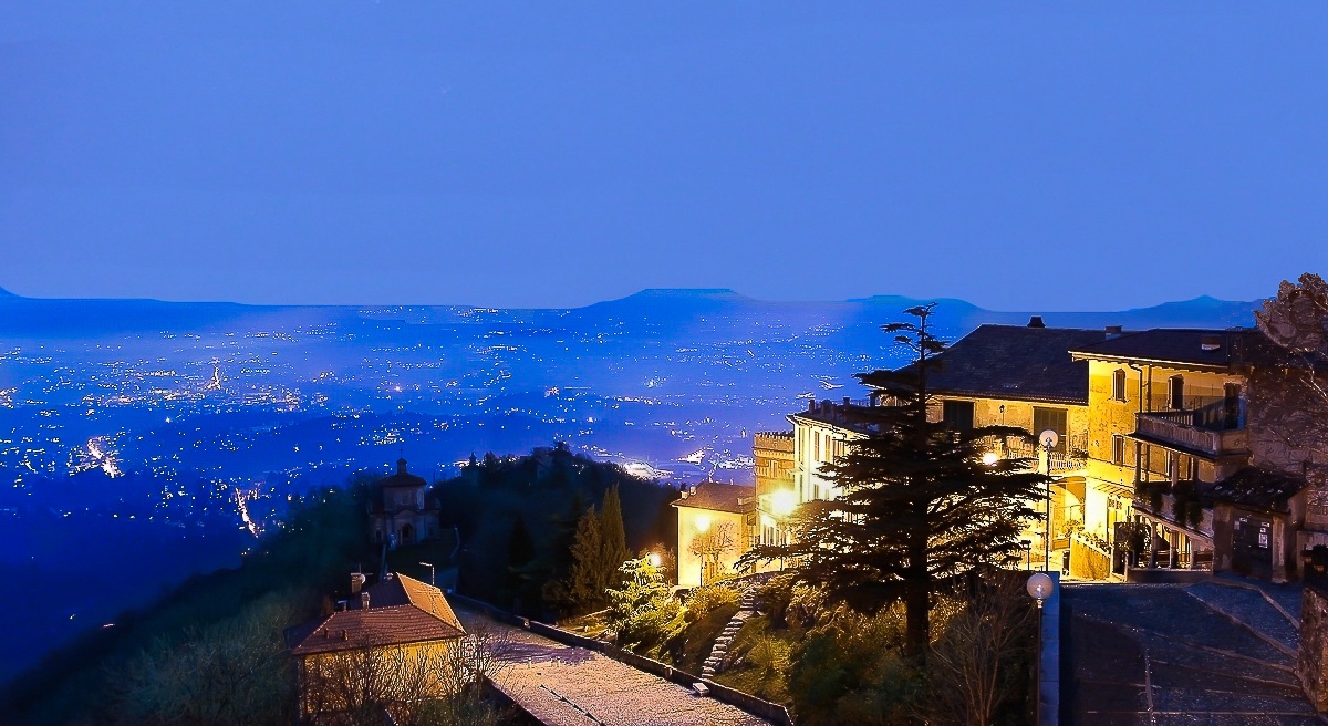 Above the streets, in the memories, without a precise time