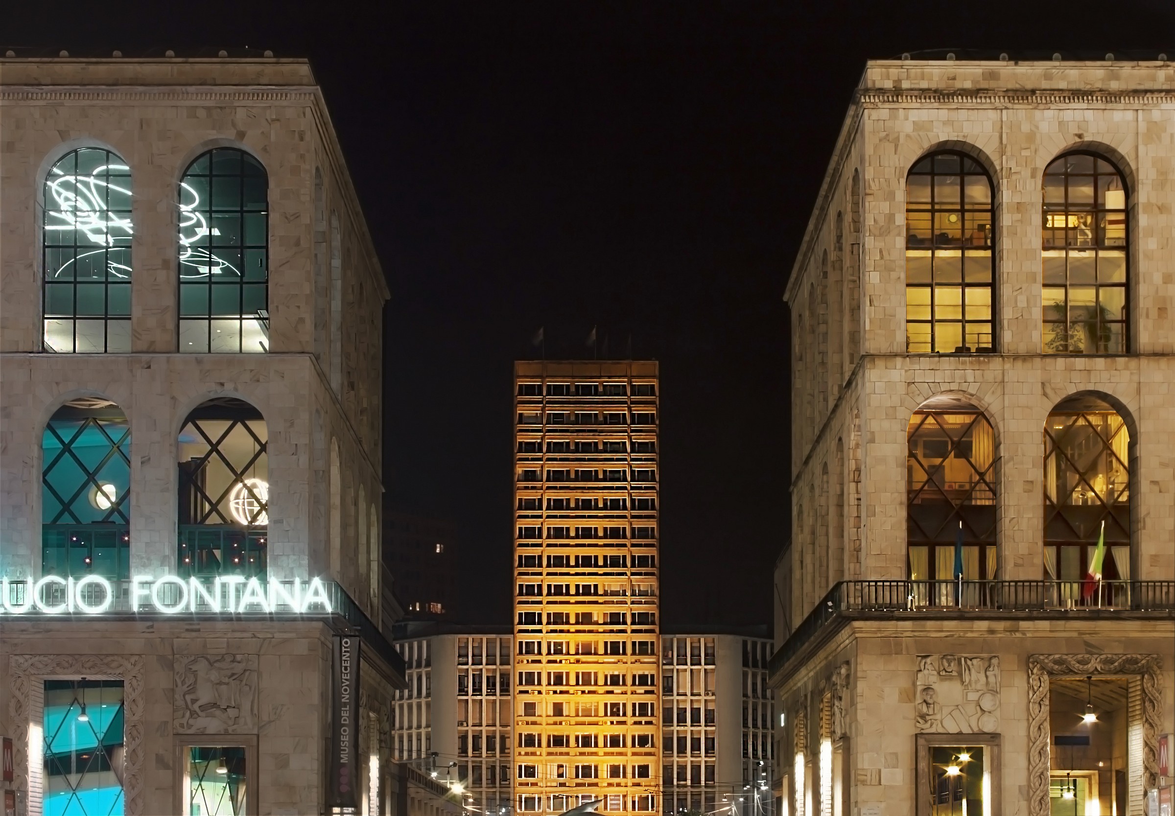 Scorcio notturno da Piazza del Duomo (Milano)