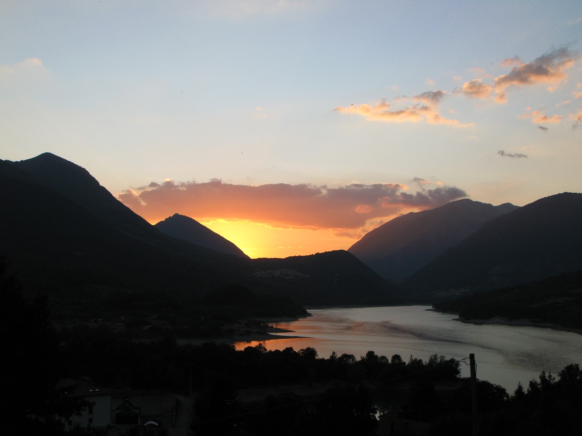 lago di villetta barrea al tramonto