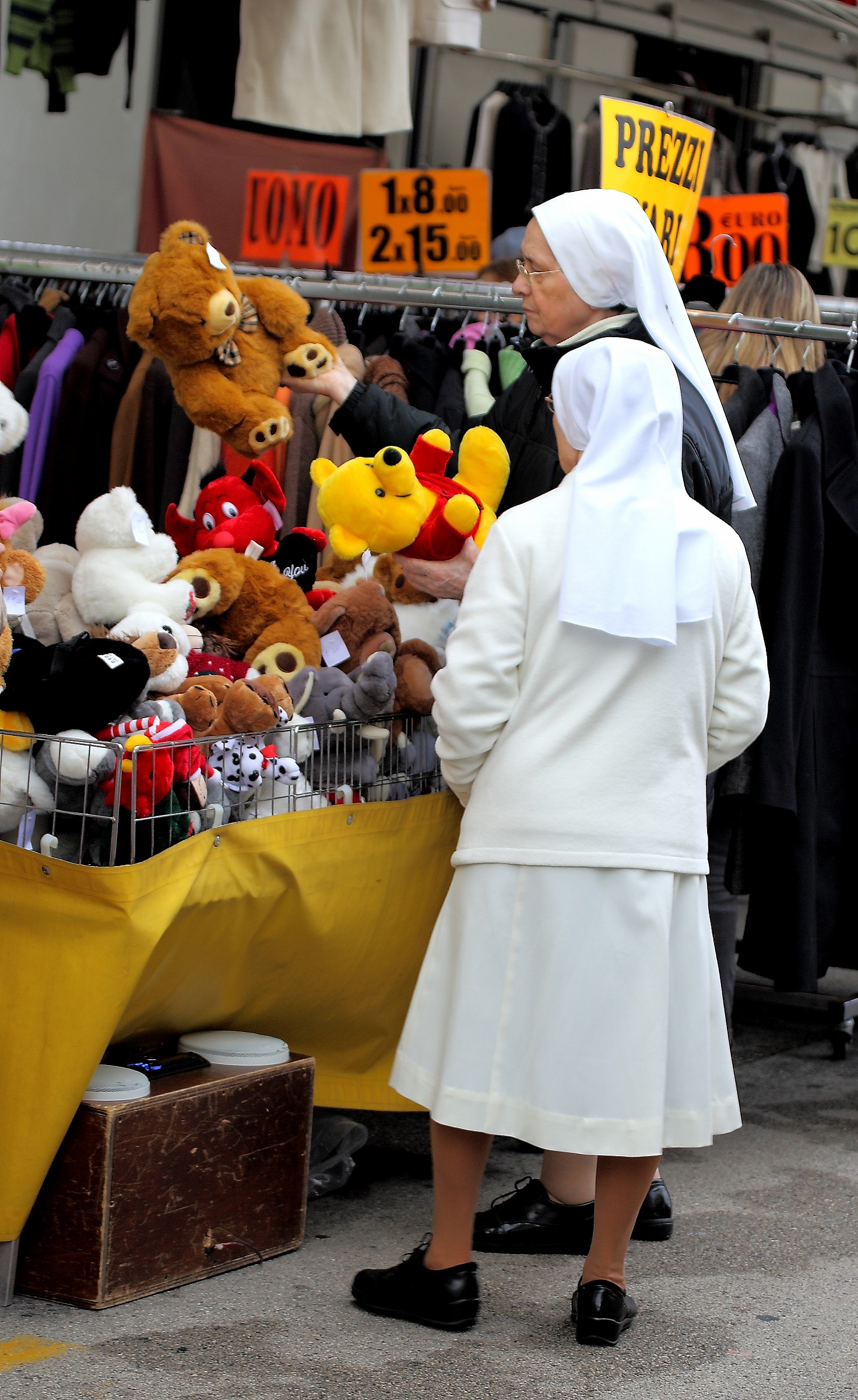 Cosa dici, regaliamo Winnie alla Superiora per Natale?