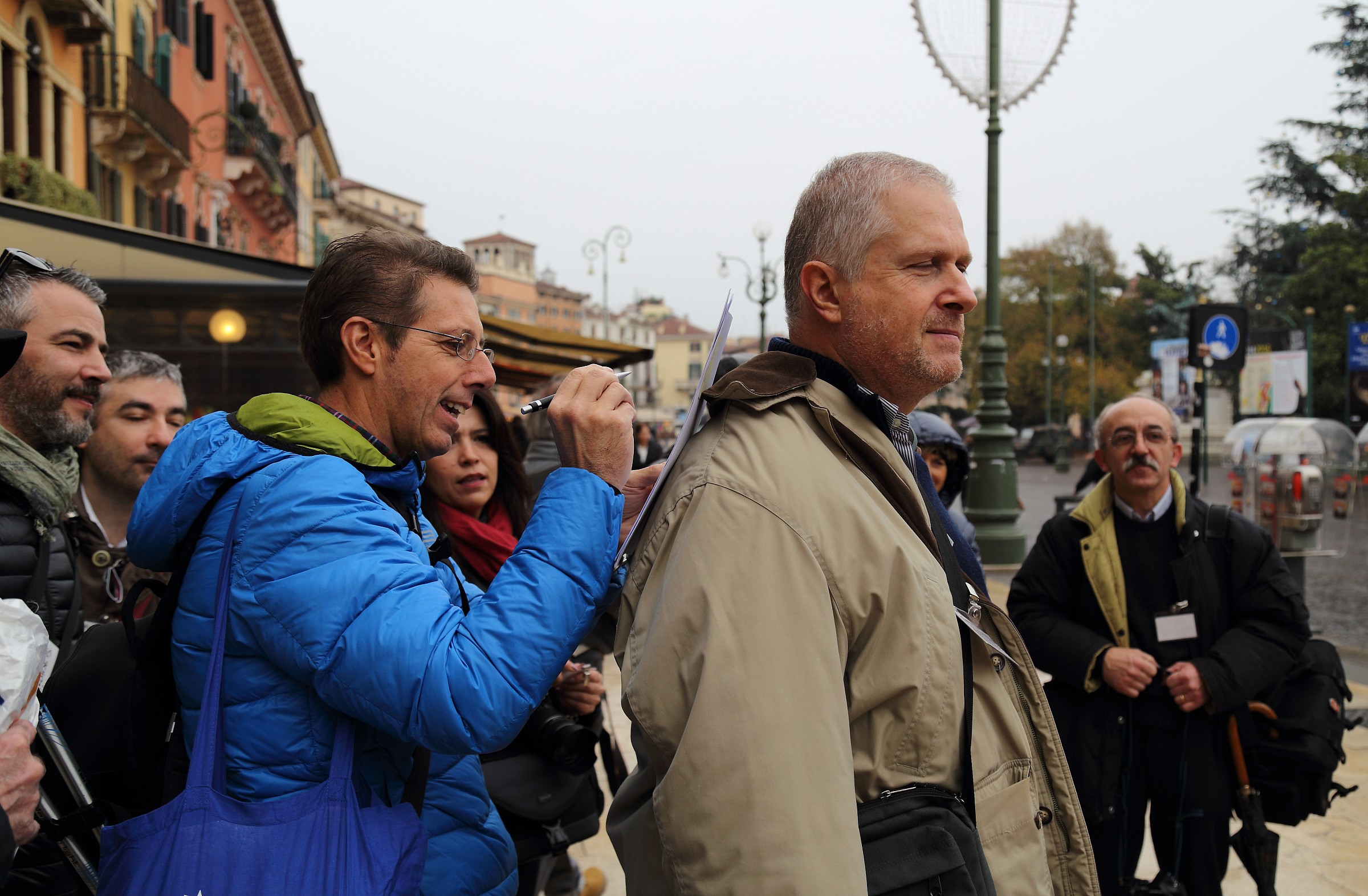 Il professore, l'appello e la scrivania umana.