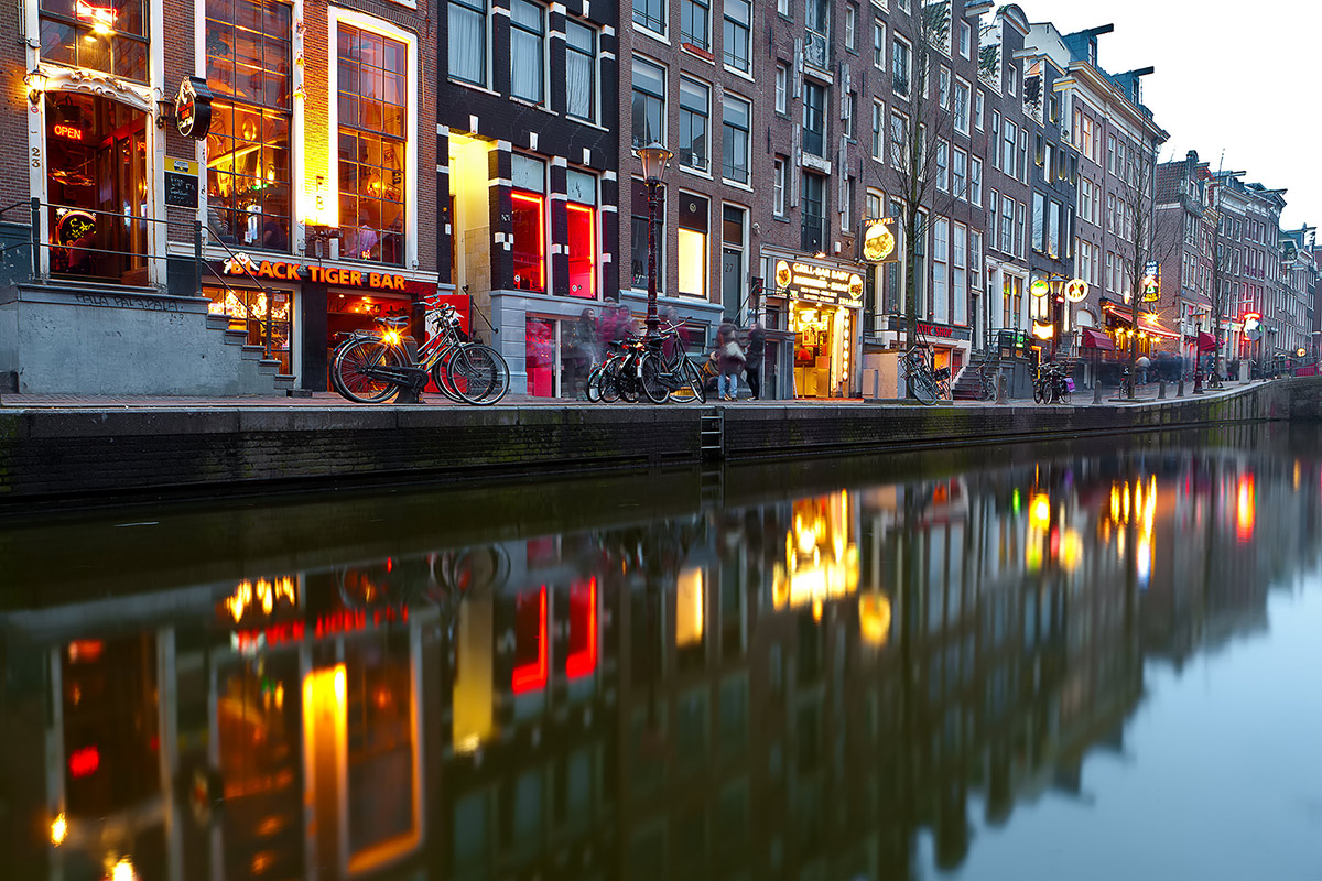 Tra un kebab e un locale a luci rosse