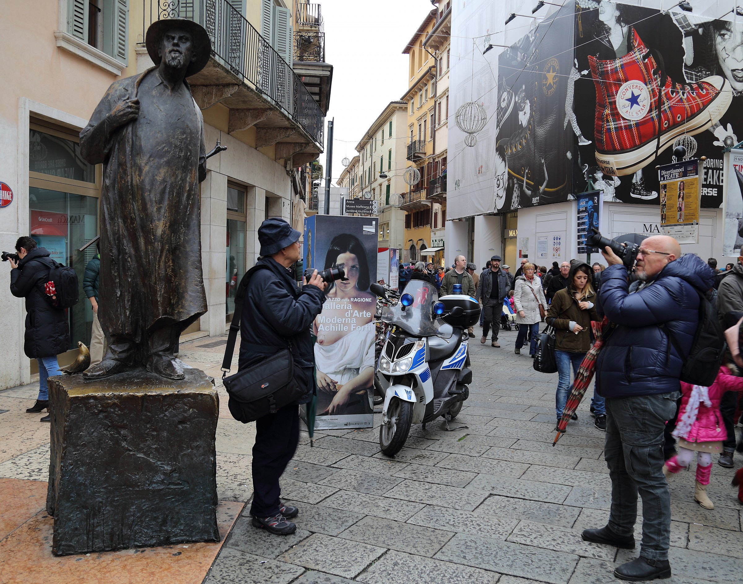 Attento Glauco, ti sta cadendo una scarpa sulla testa!