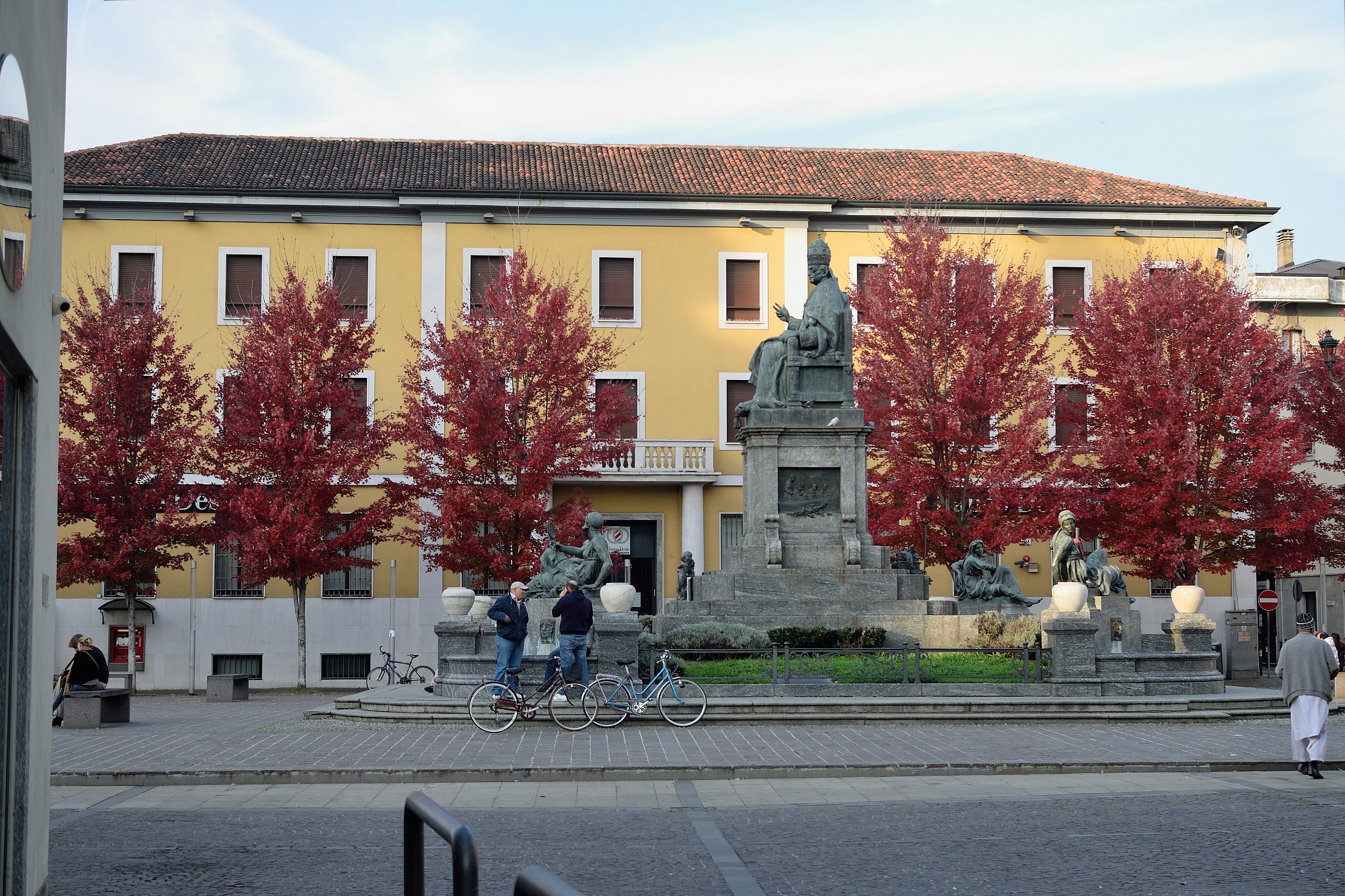 Desio, Piazza Conciliazione, monument to Pius XI