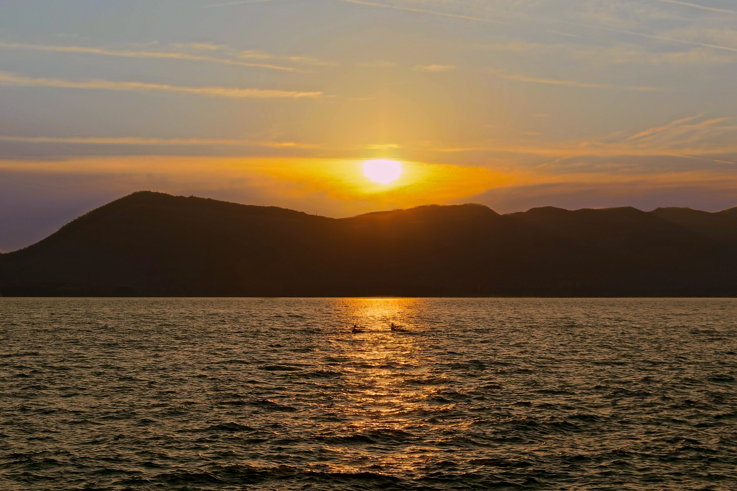 Canottieri al tramonto nel Golfo dei Poeti