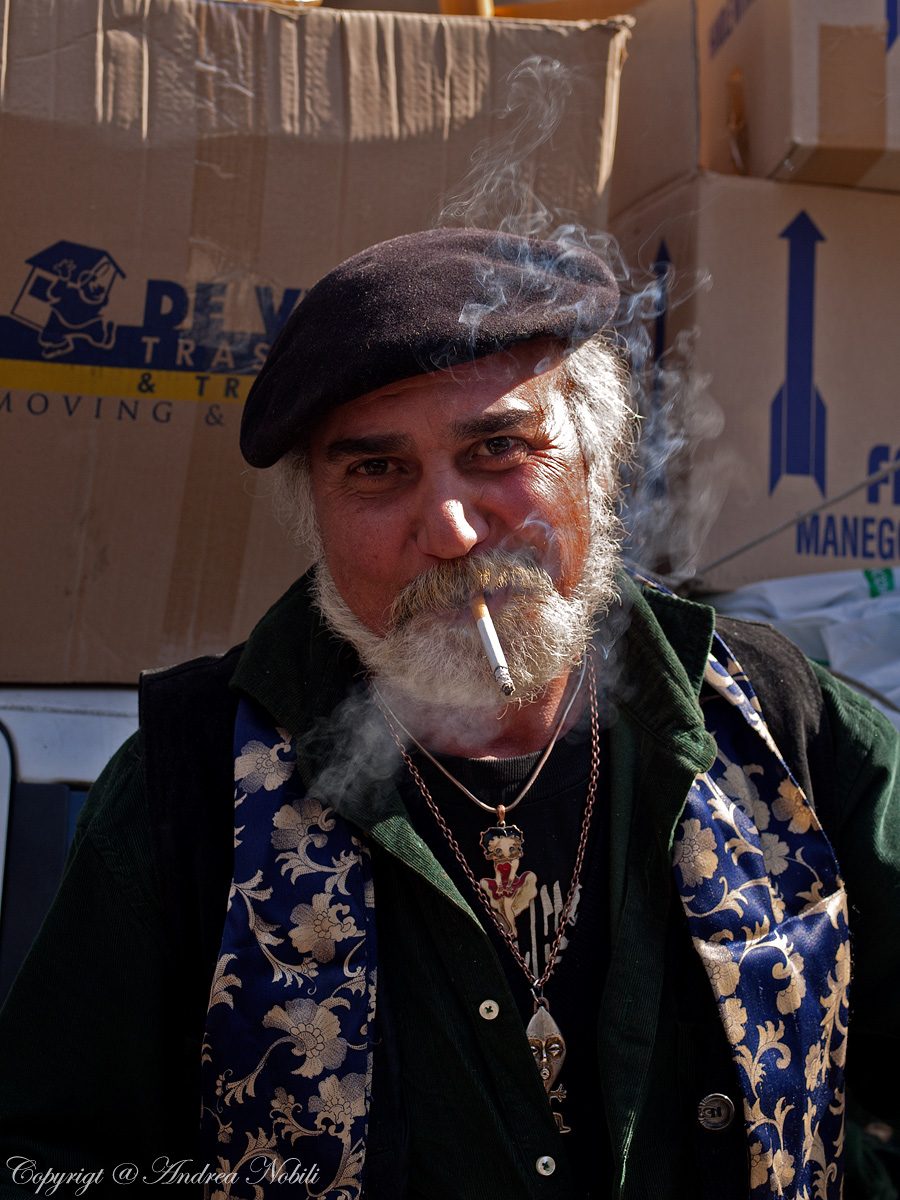 Venditore allo storico mercato romano di Porta Portese