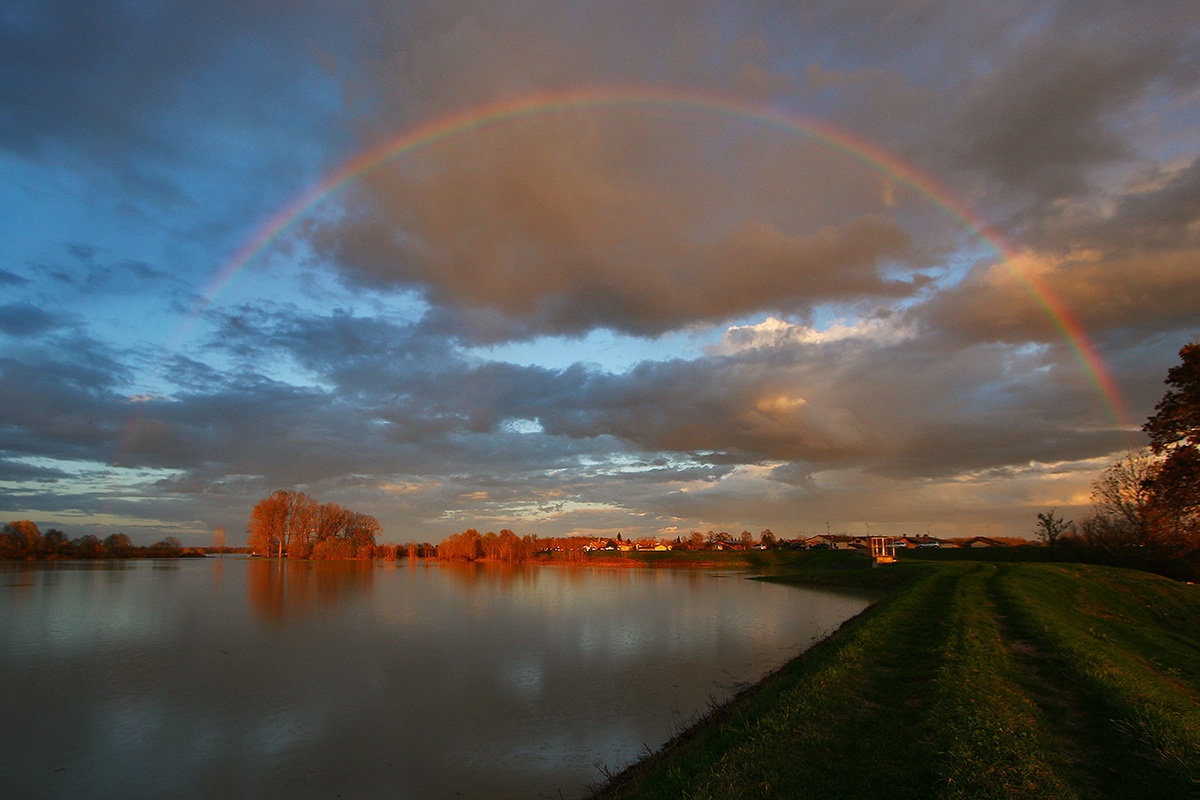 L'arcobaleno sulla piena