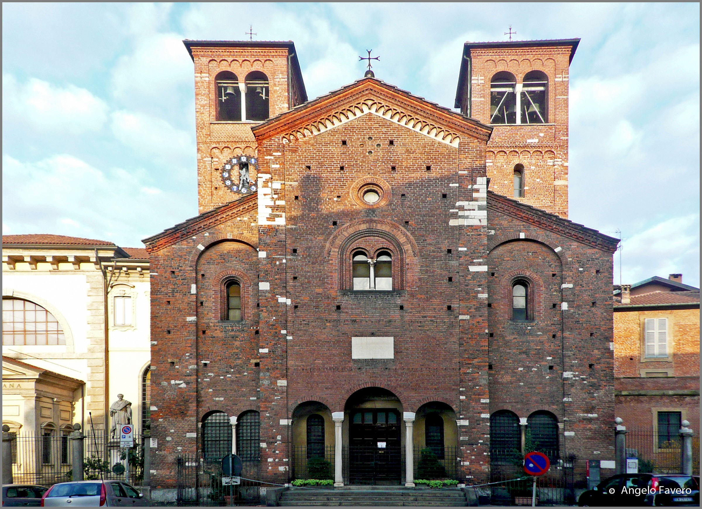 Piazza San Sepolcro - Milano