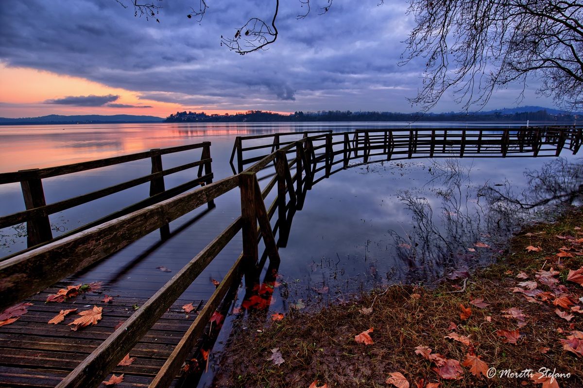 tramonto sul lago di varese