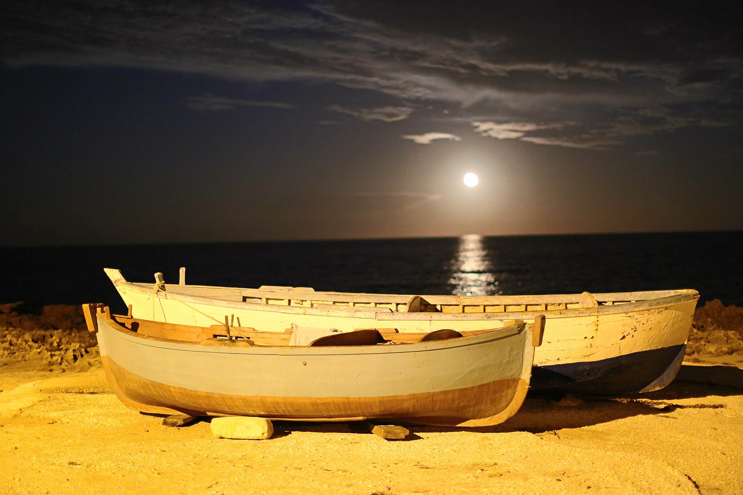 boats and moon to 12800