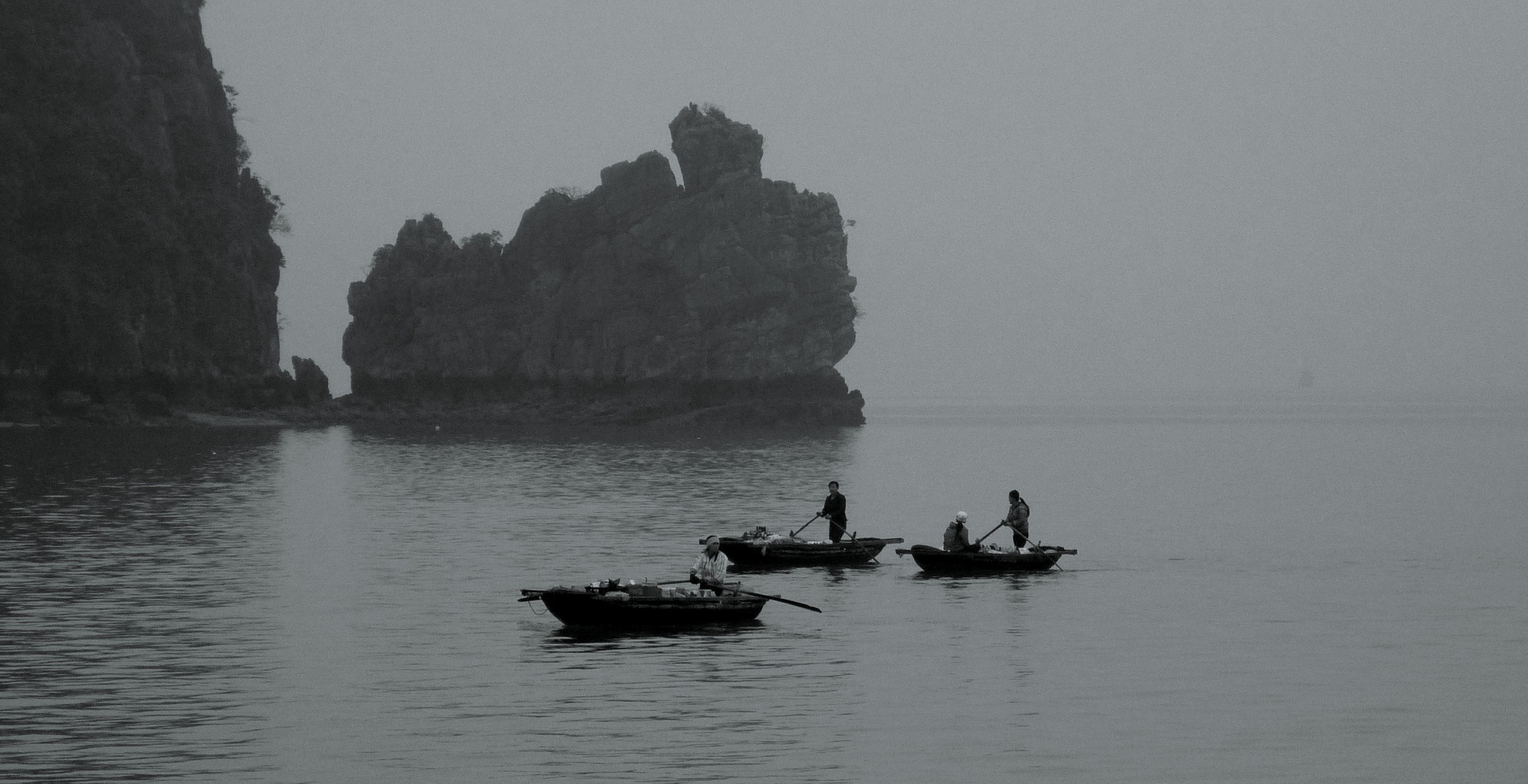 Venditori nella baia di Ha Long