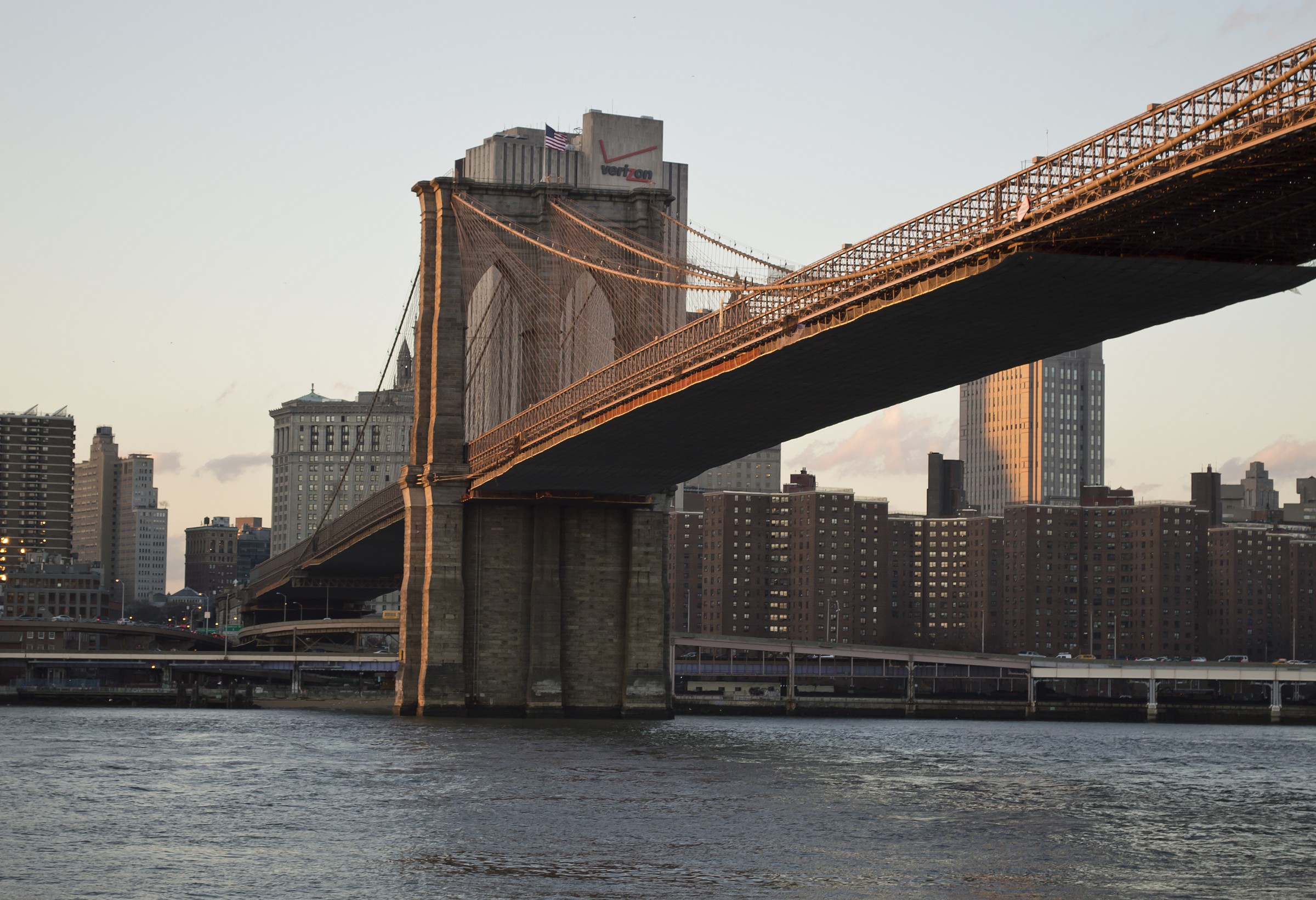 ponte di brooklyn al tramonto