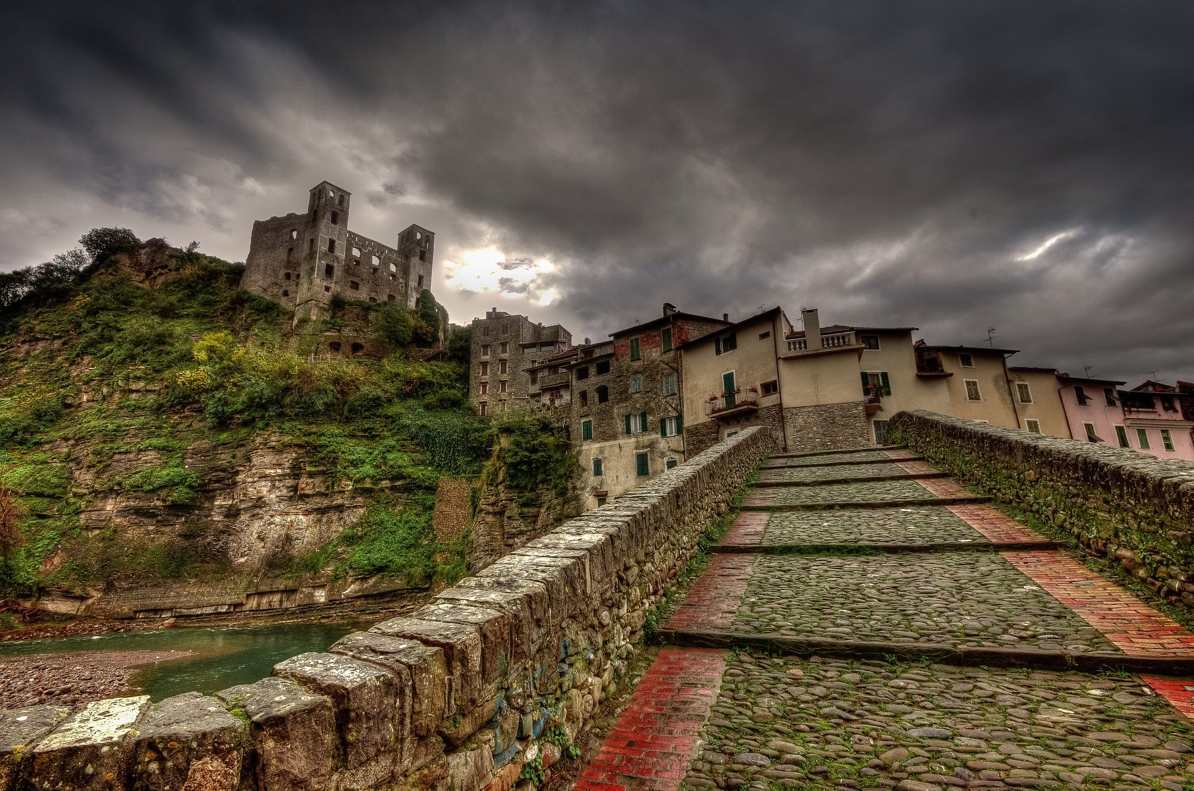Dolceacqua, antico ponte di lato