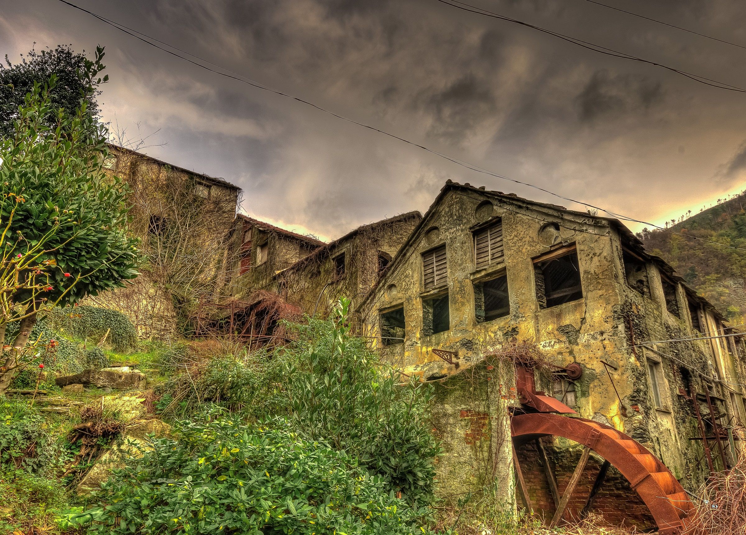 Val varenna-Ge- vecchio mulino abbandonato