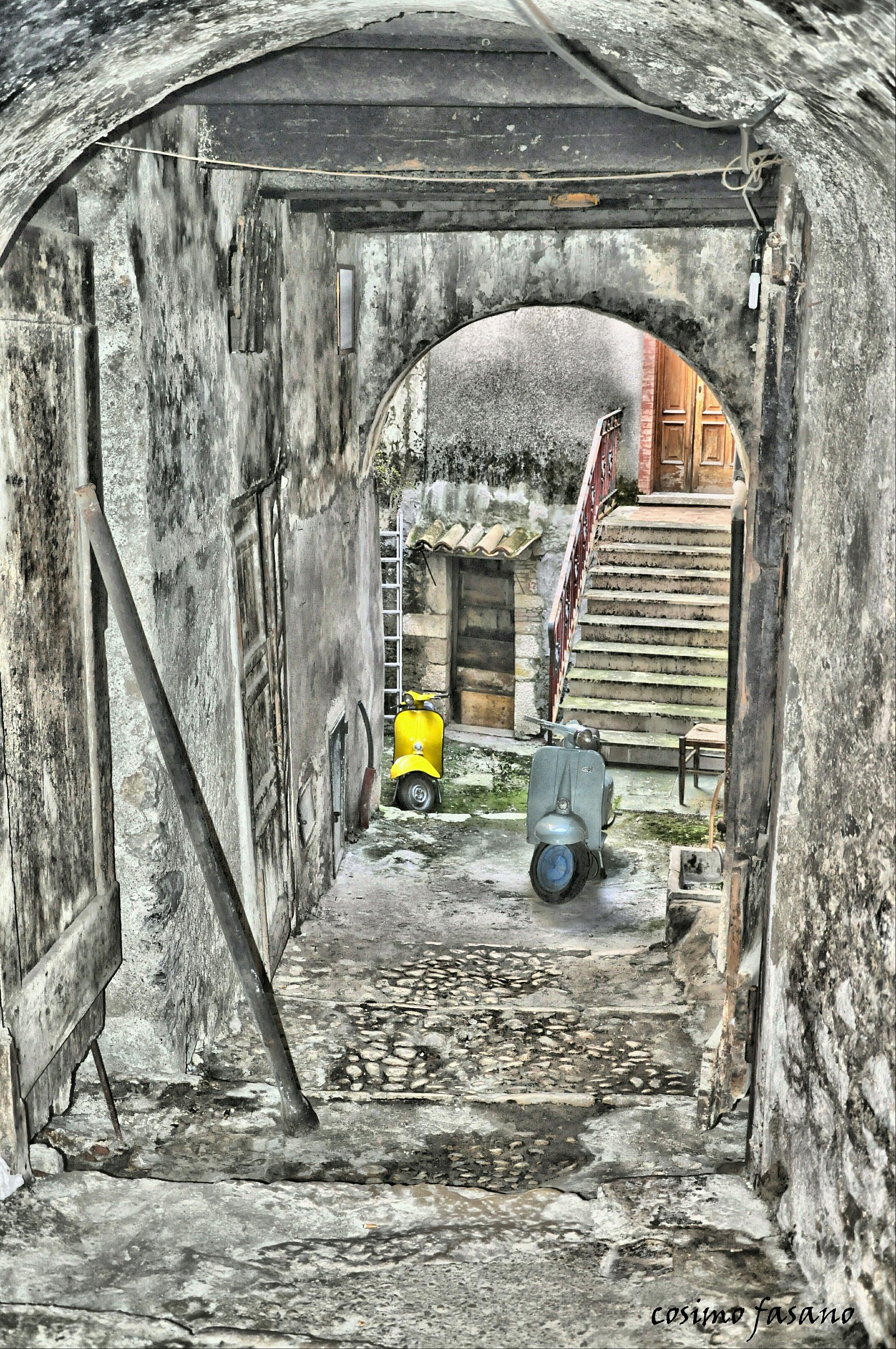 esposizione vespe d'epoca interno antico .in hdr