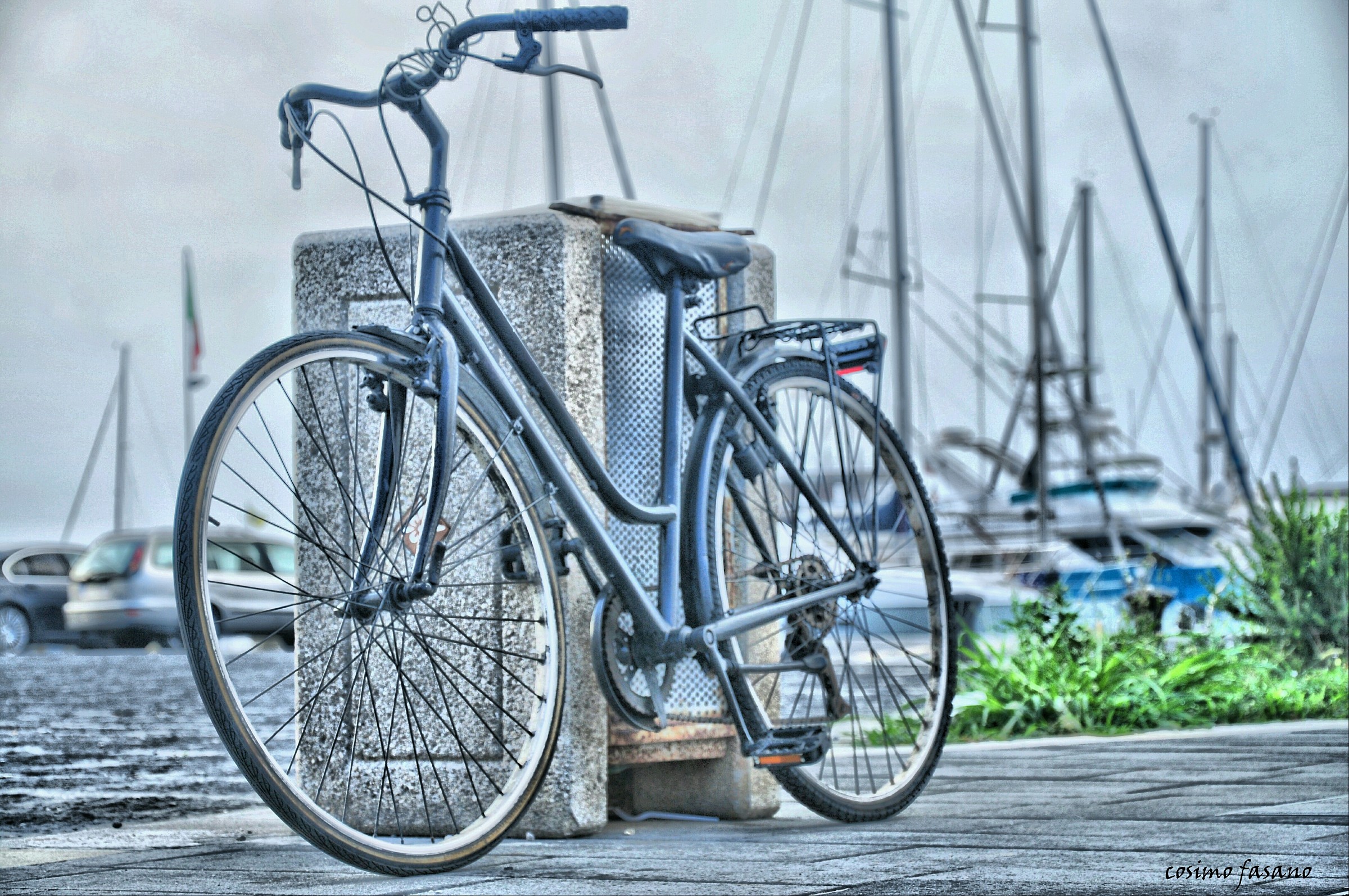 bici sosta porto di acciaroli in hdr(sa)
