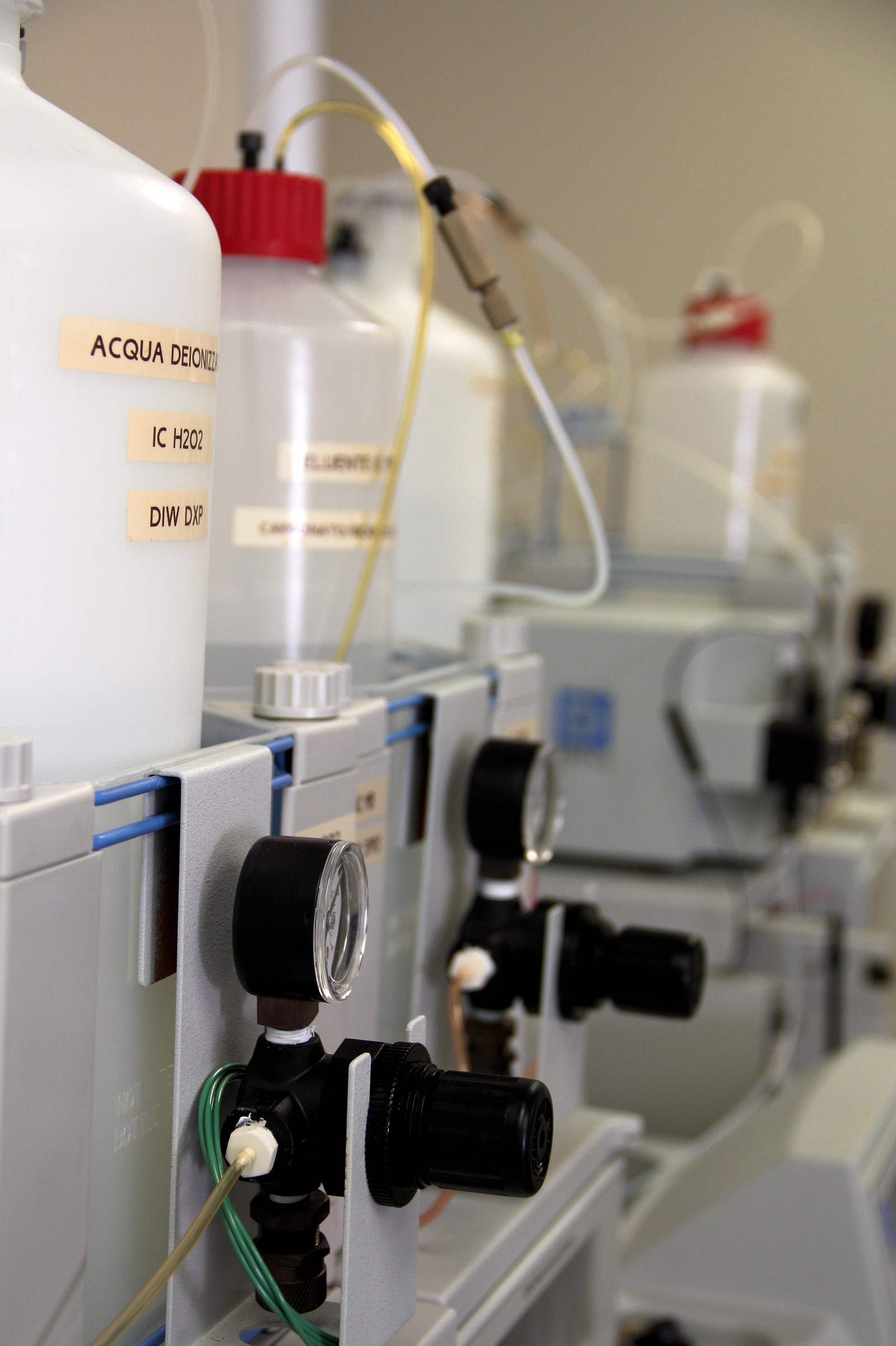 bottiglie, tubi, manopole...