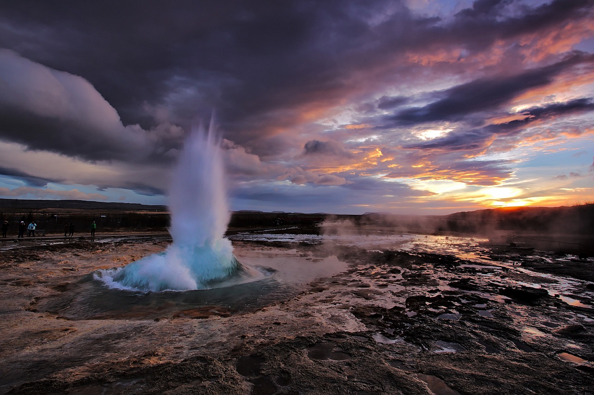 Strokkur at sunset