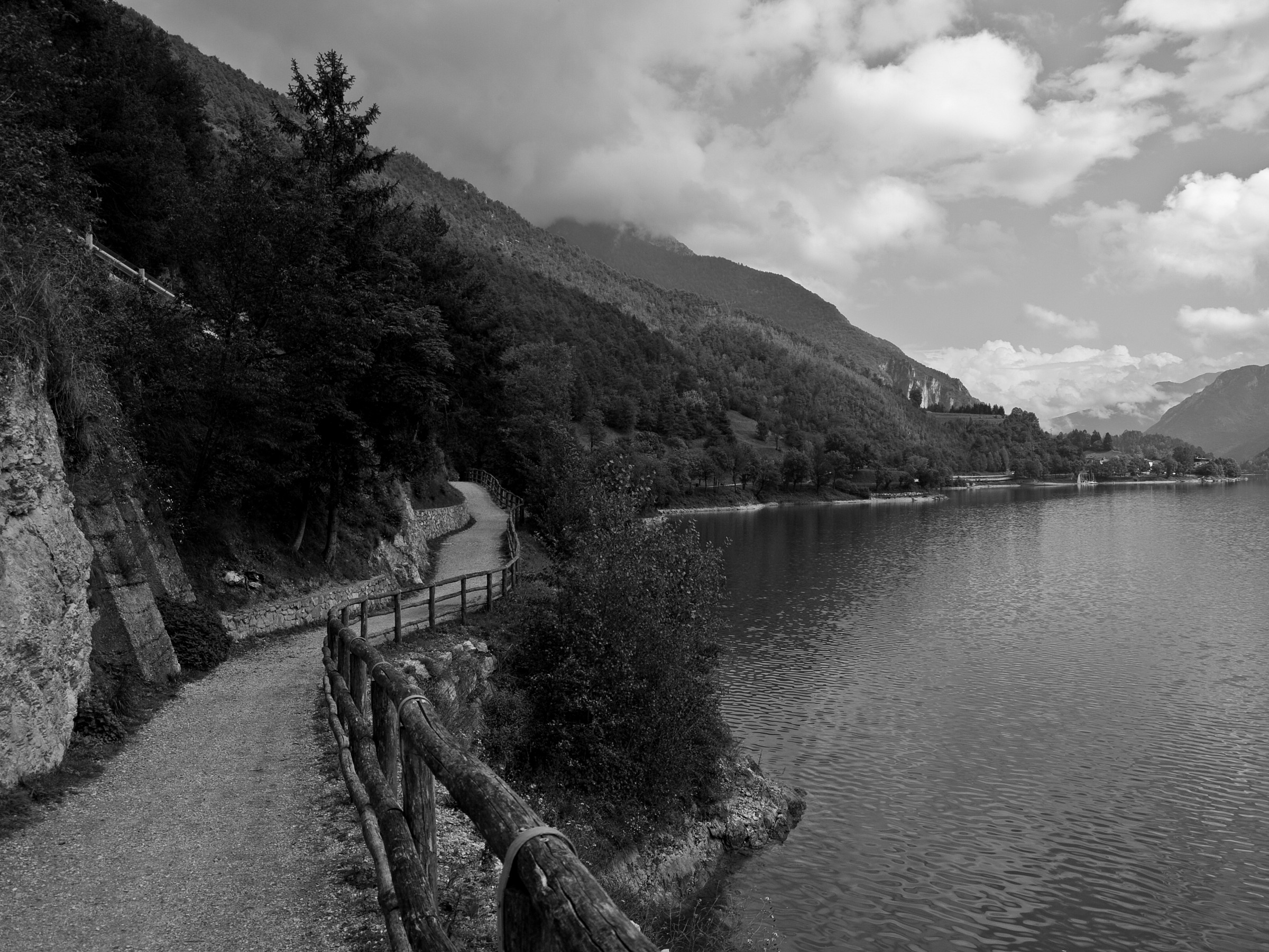Stradina sul Lago di Ledro