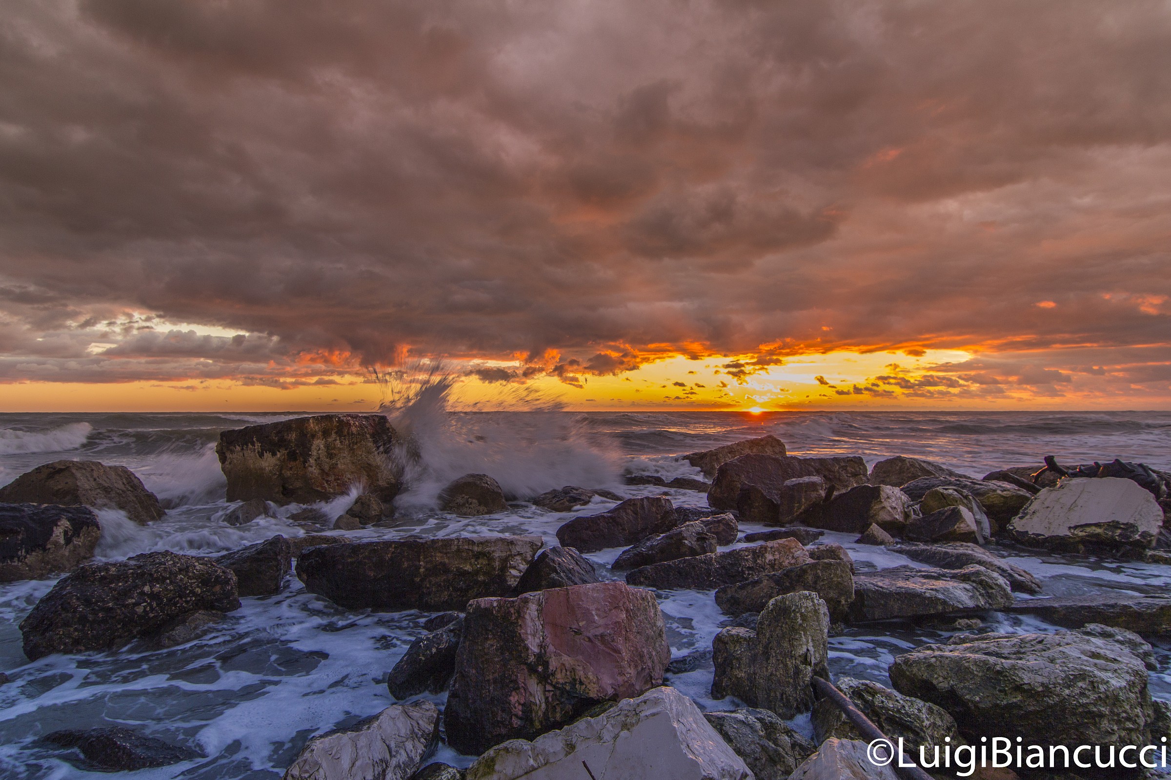 Raggi di sole all'alba