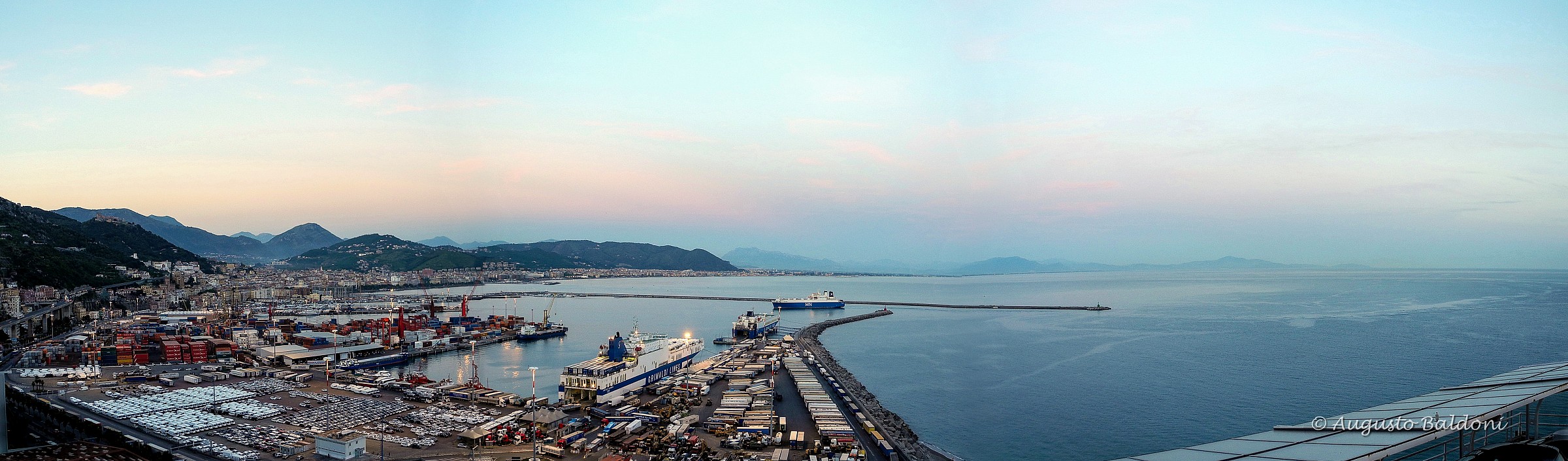 Salerno - Alba sul porto