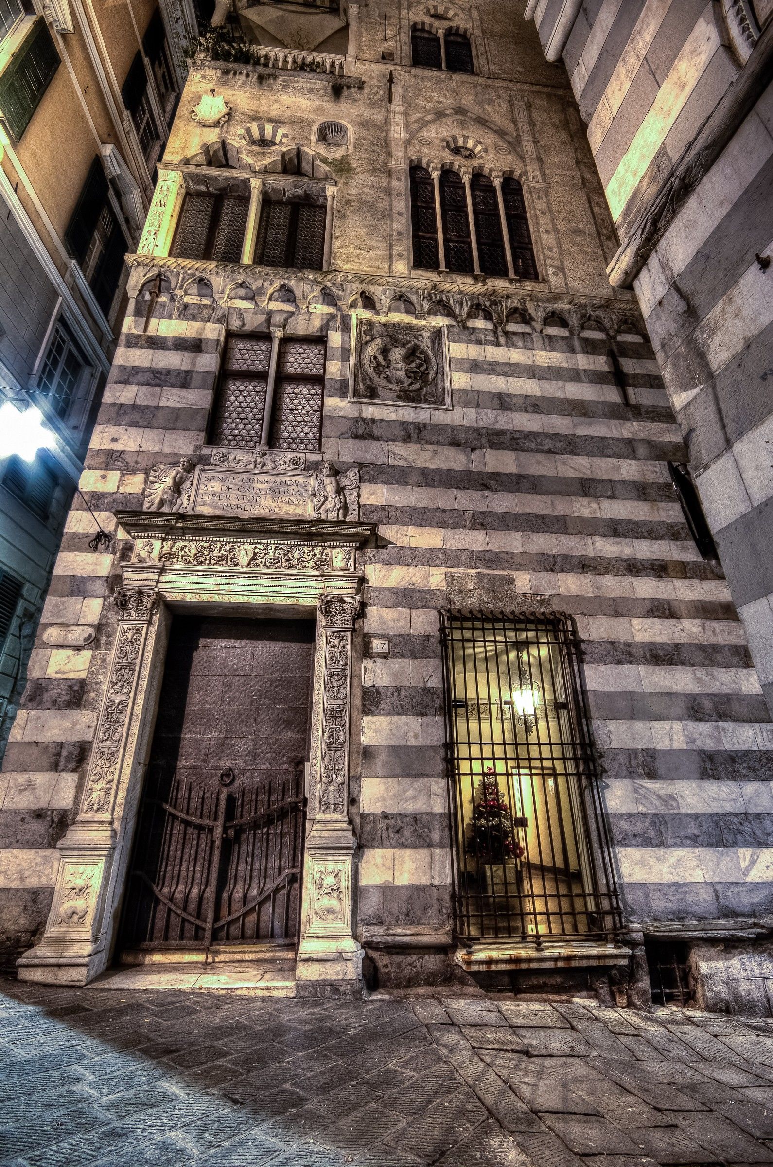 Genova-scorcio piazza san matteo,dalla casa dei Doria