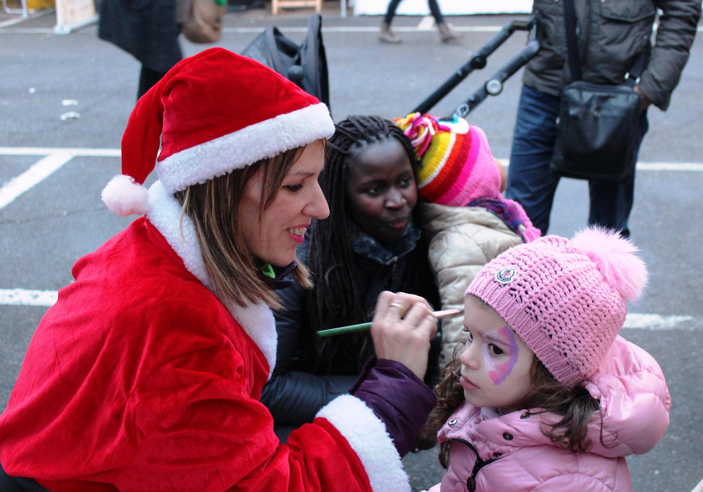 Babbo Natale al trucco dei bimbi.