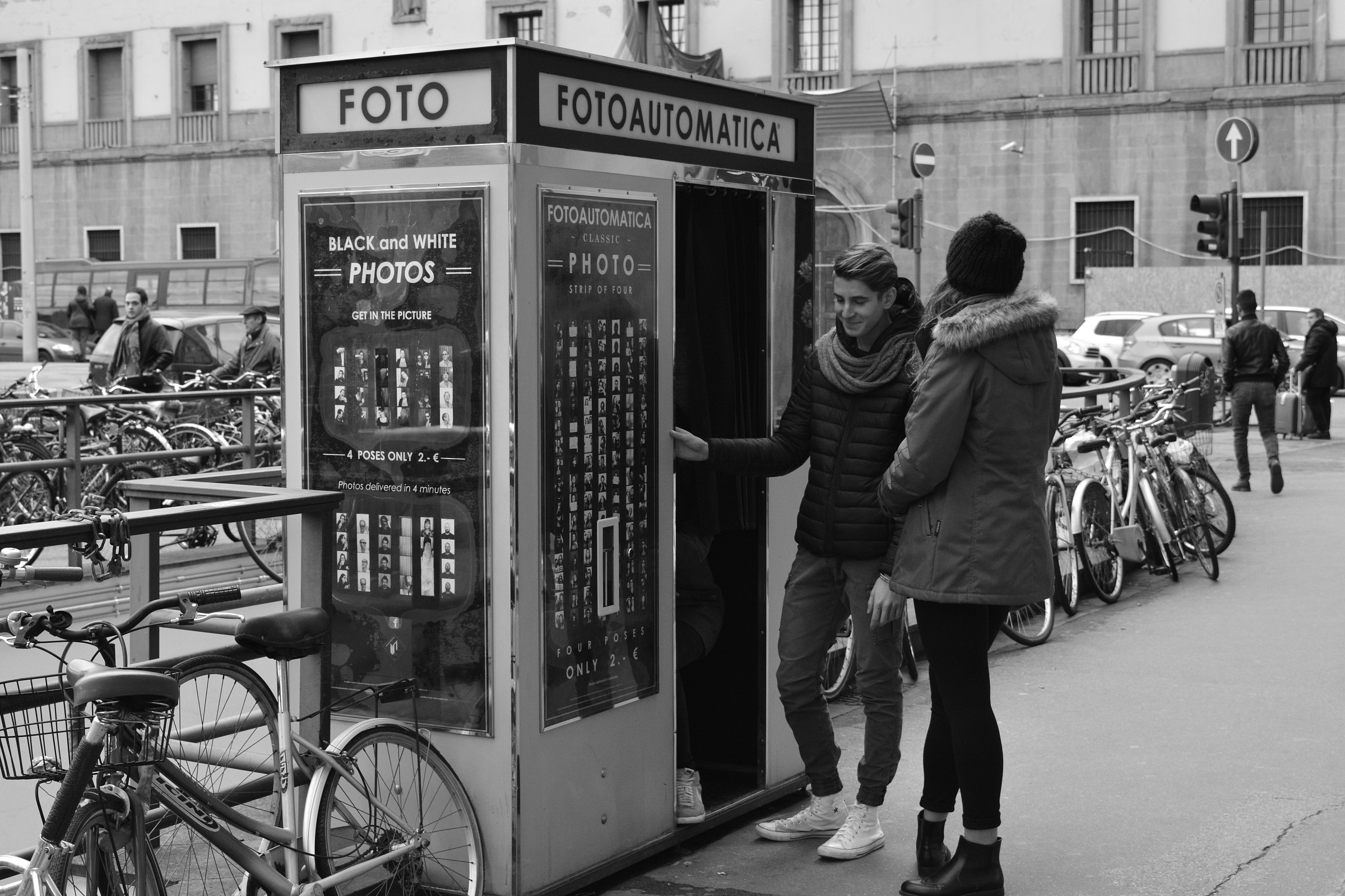 macchina per fototessere in bianco nero (b/n)