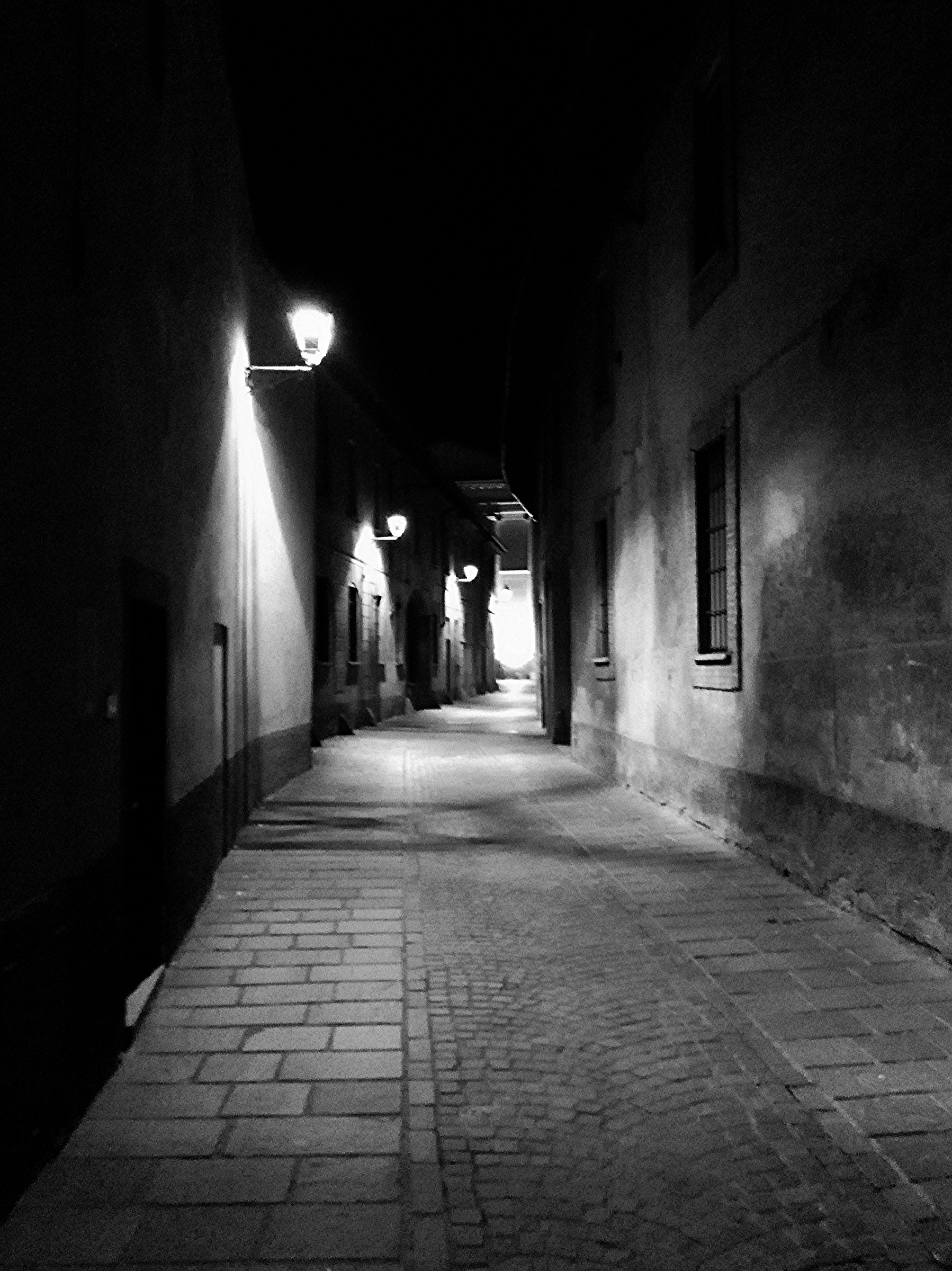 Camminando per vie di  sera