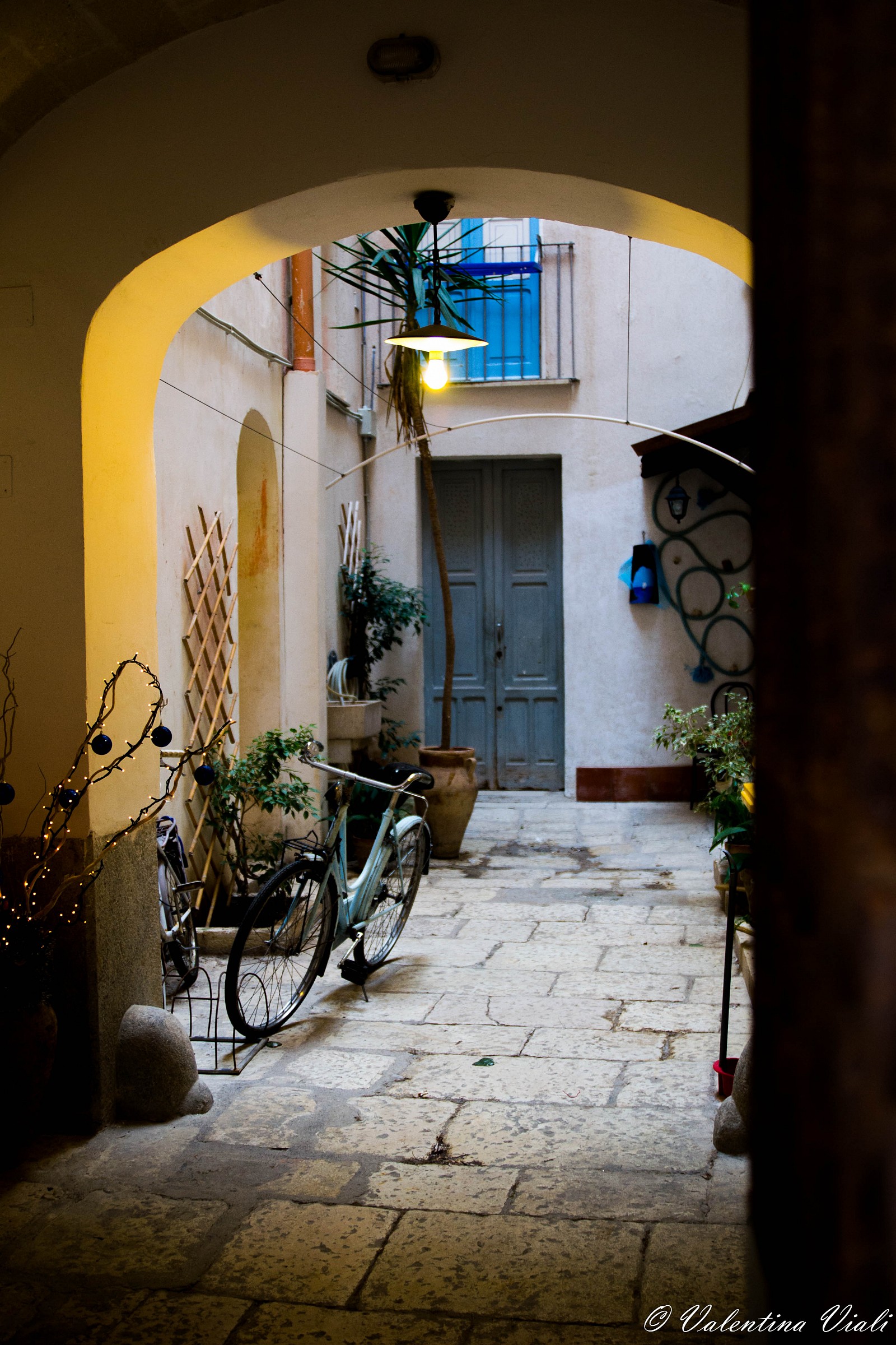 Portone trapanese con bicicletta