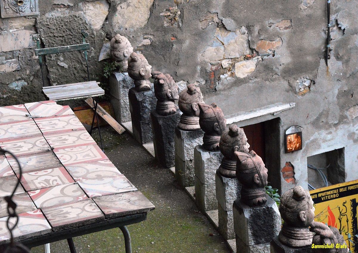 Insolite statuette...