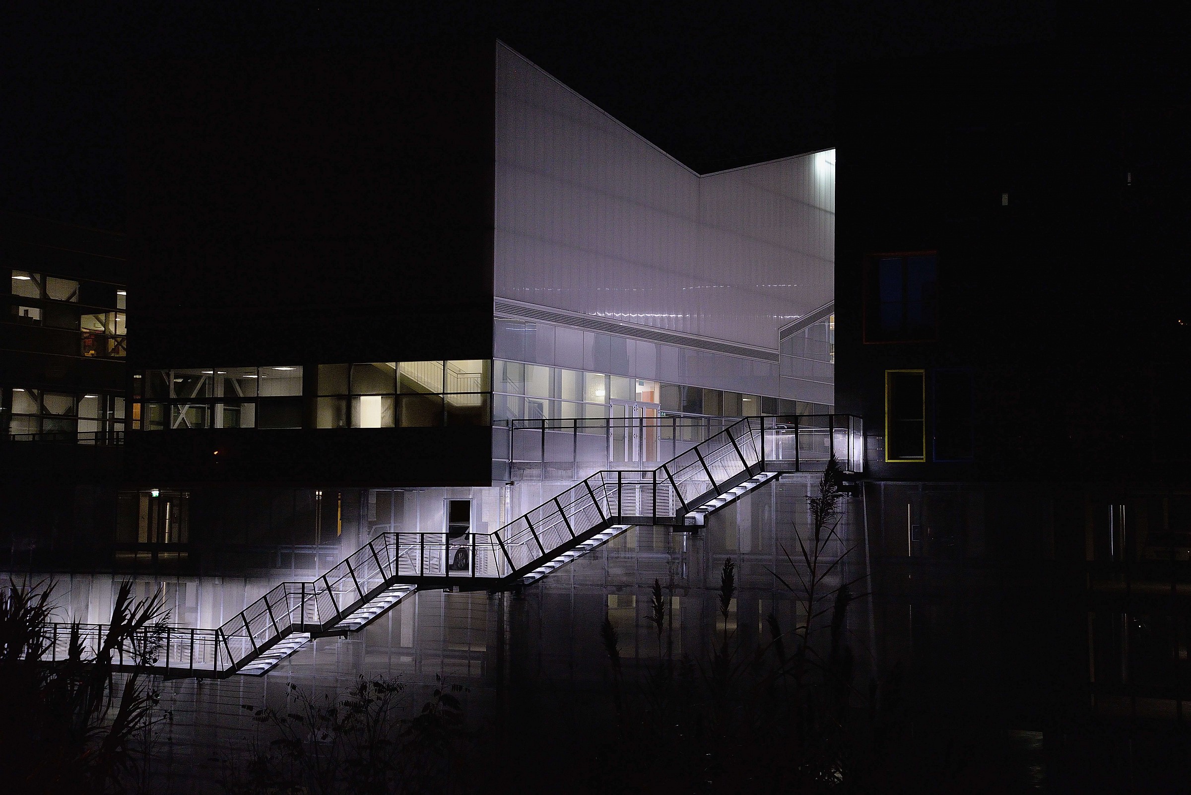 superfici e luci, di notte