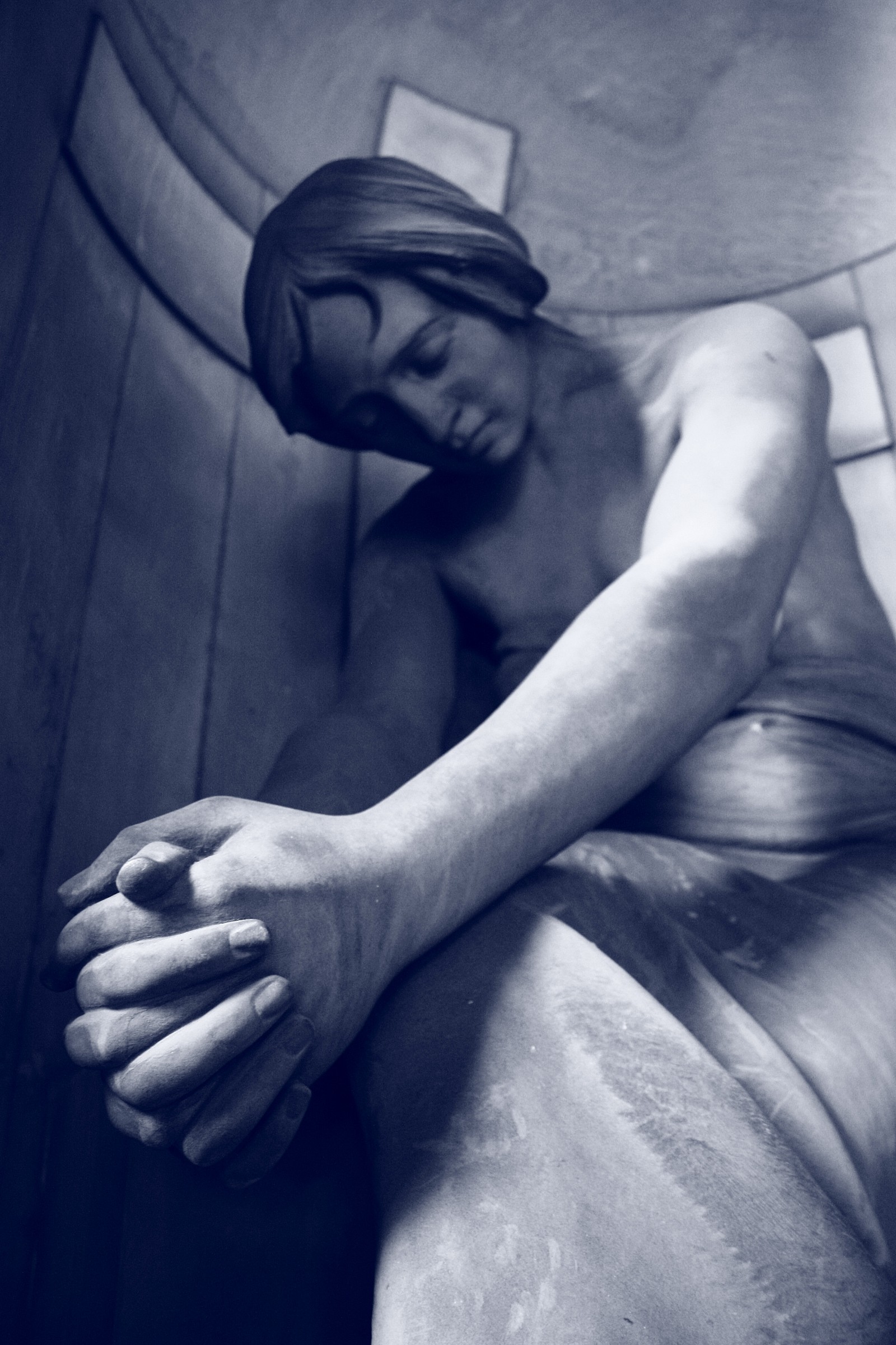 Joint prayer between the fingers