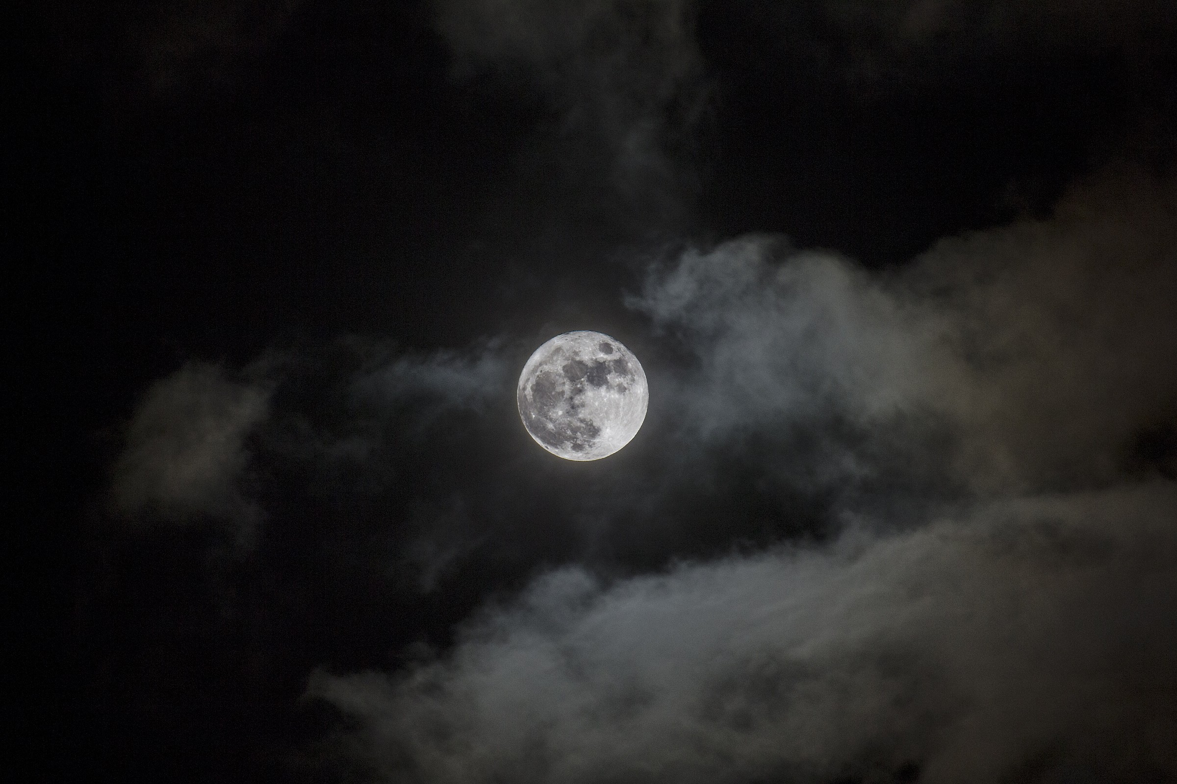 Oltre le nuvole, la luce di notte.