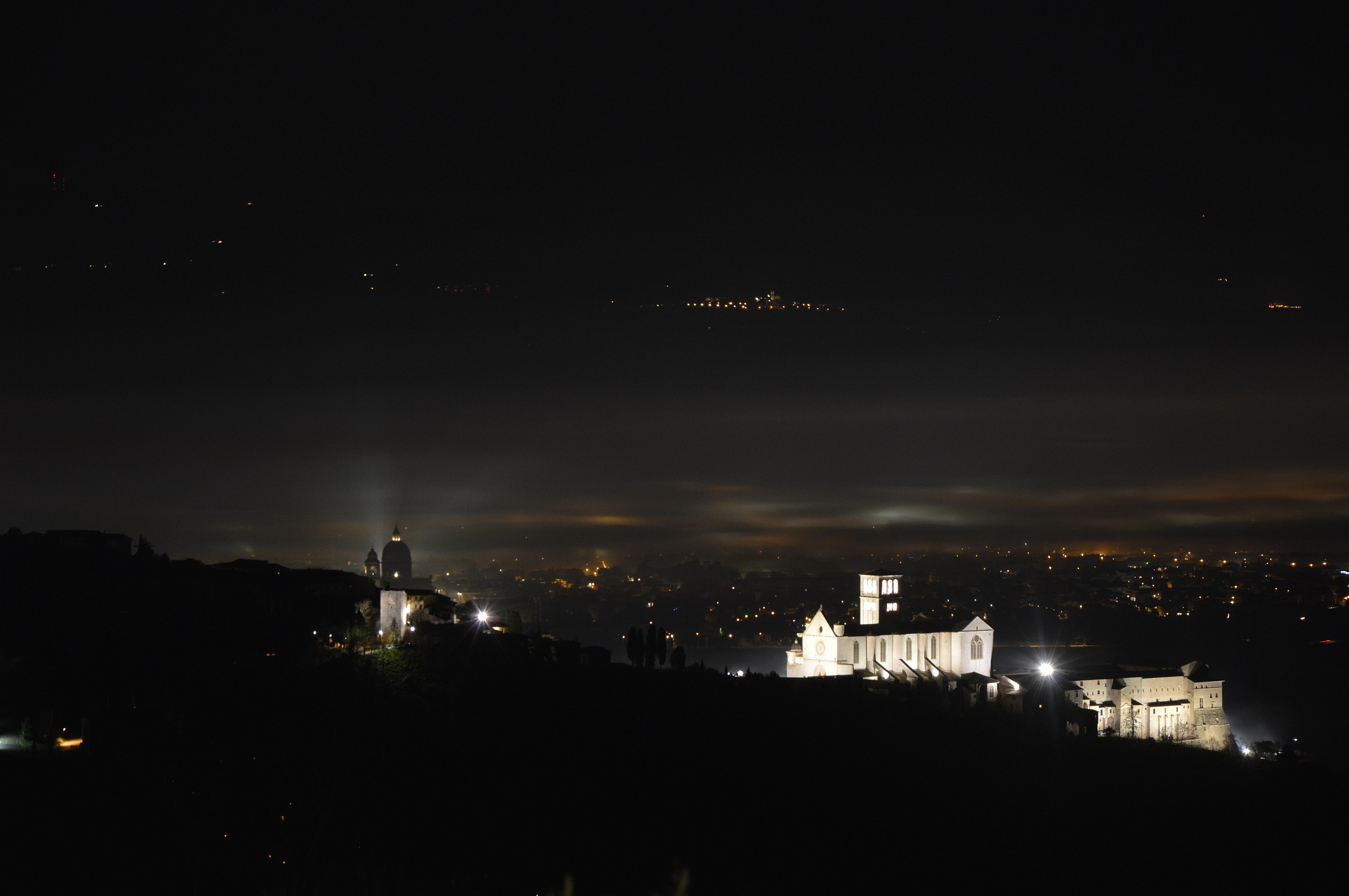 Assisi in notturna