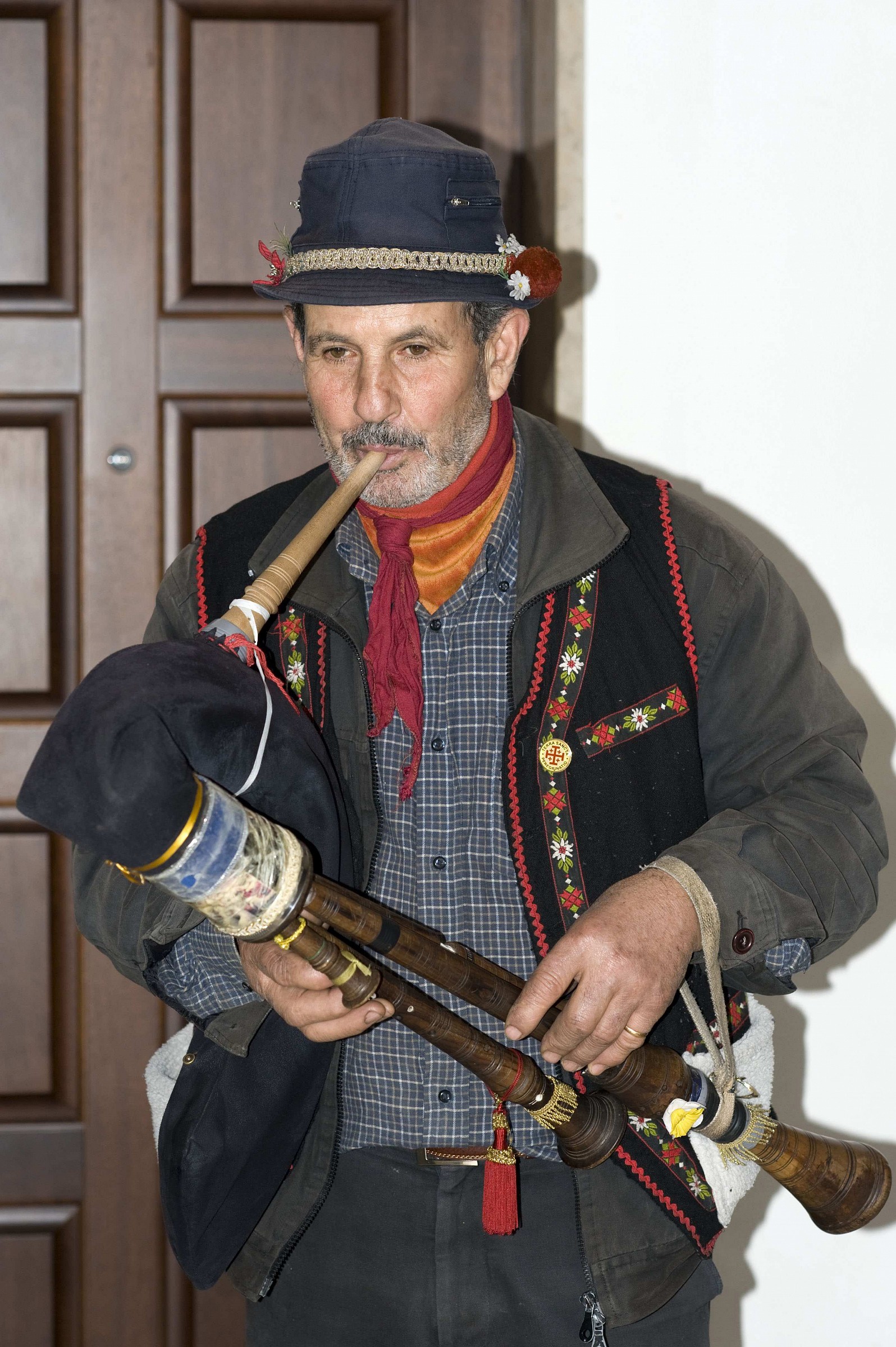 Zampognaro molisano che annuncia il Natale.