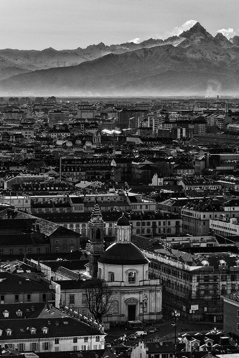 Torino e le sue montagne a sera
