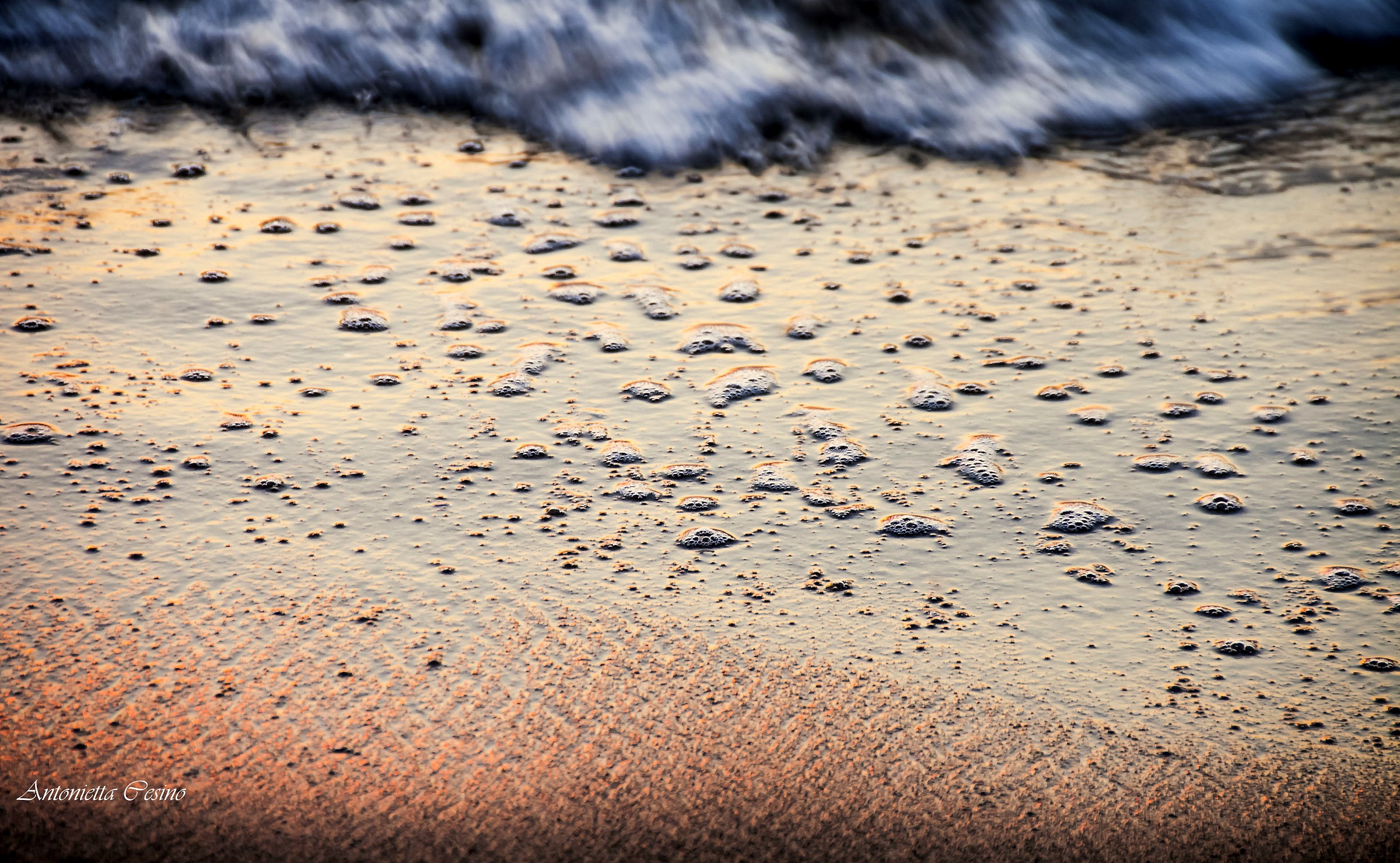 Osservando il movimento del mare al tramonto