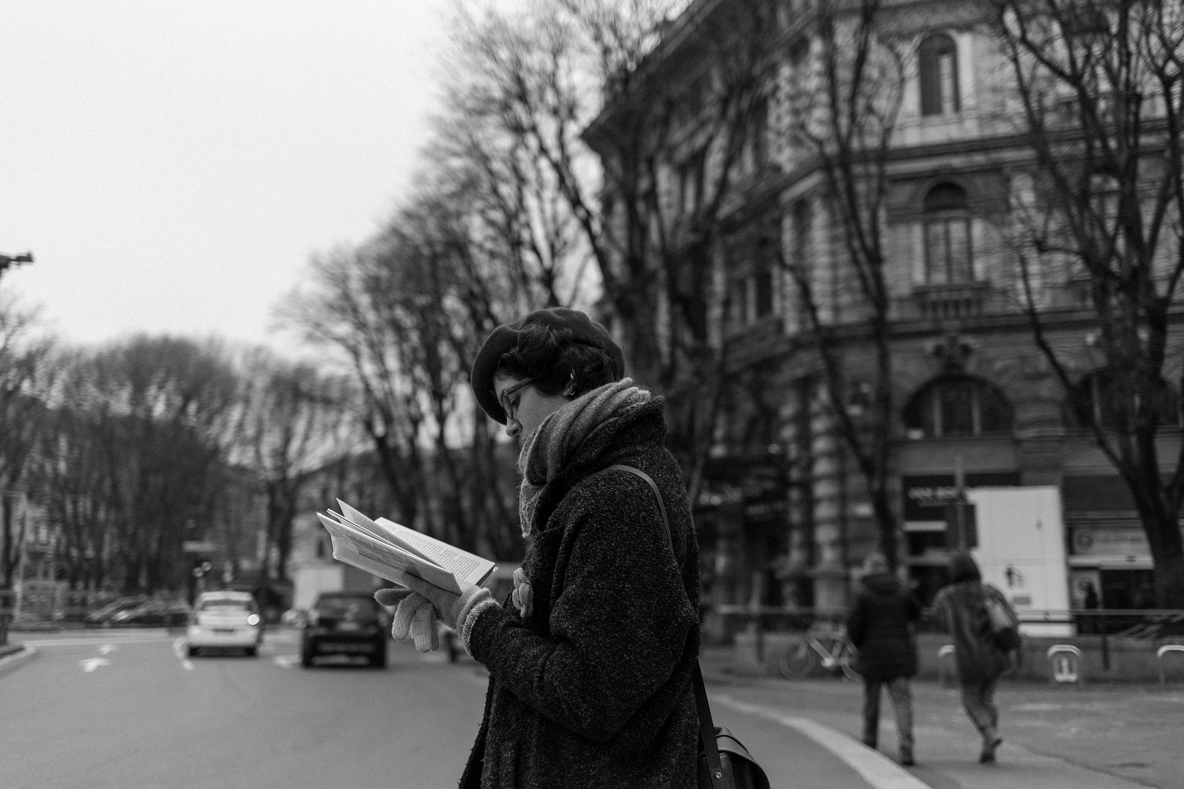 Milano - woman & book