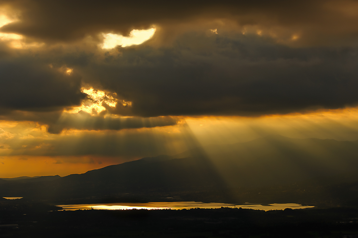 pioggia di luce sul lago