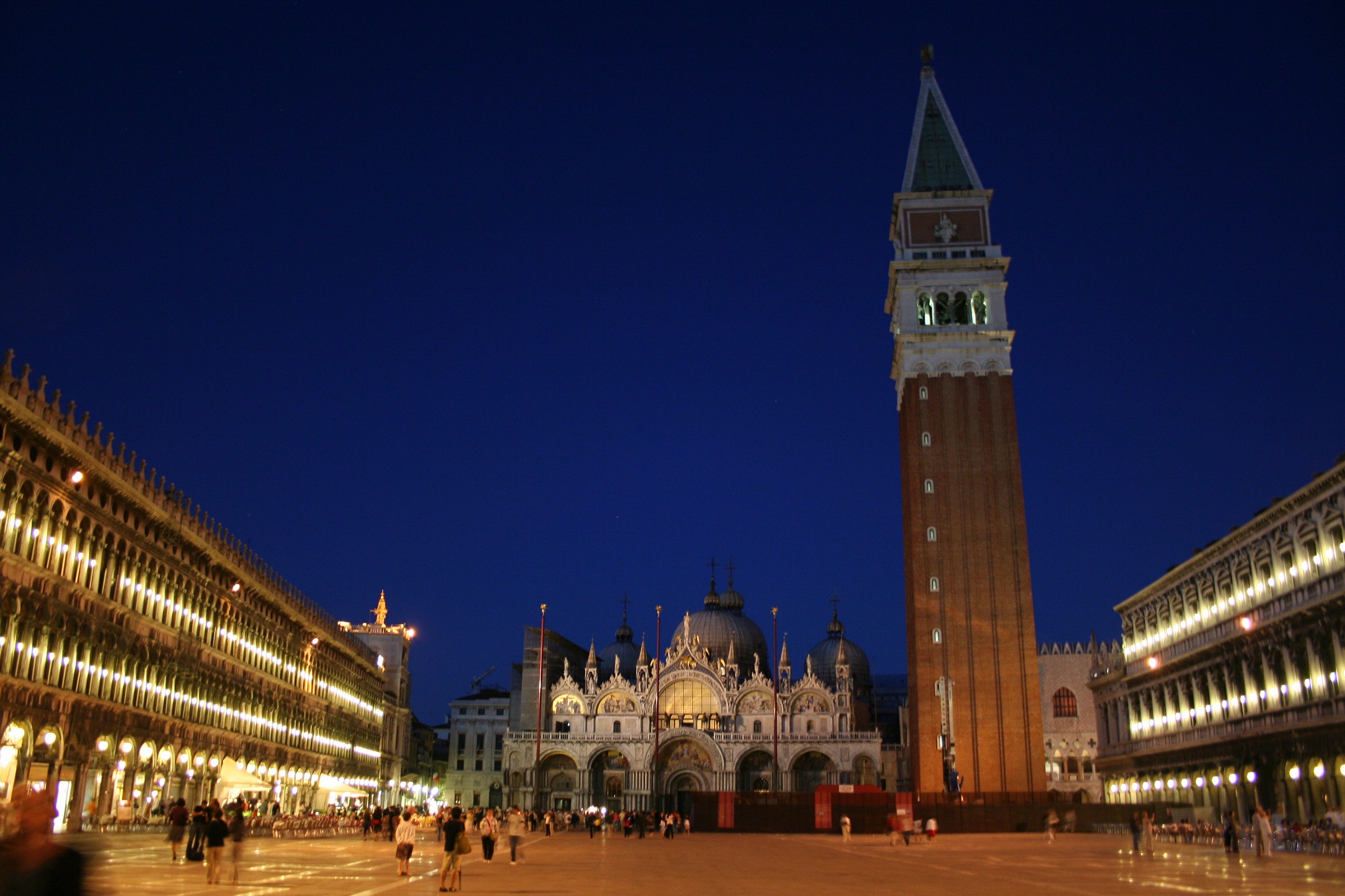 Venezia Piazza San Marco notturna